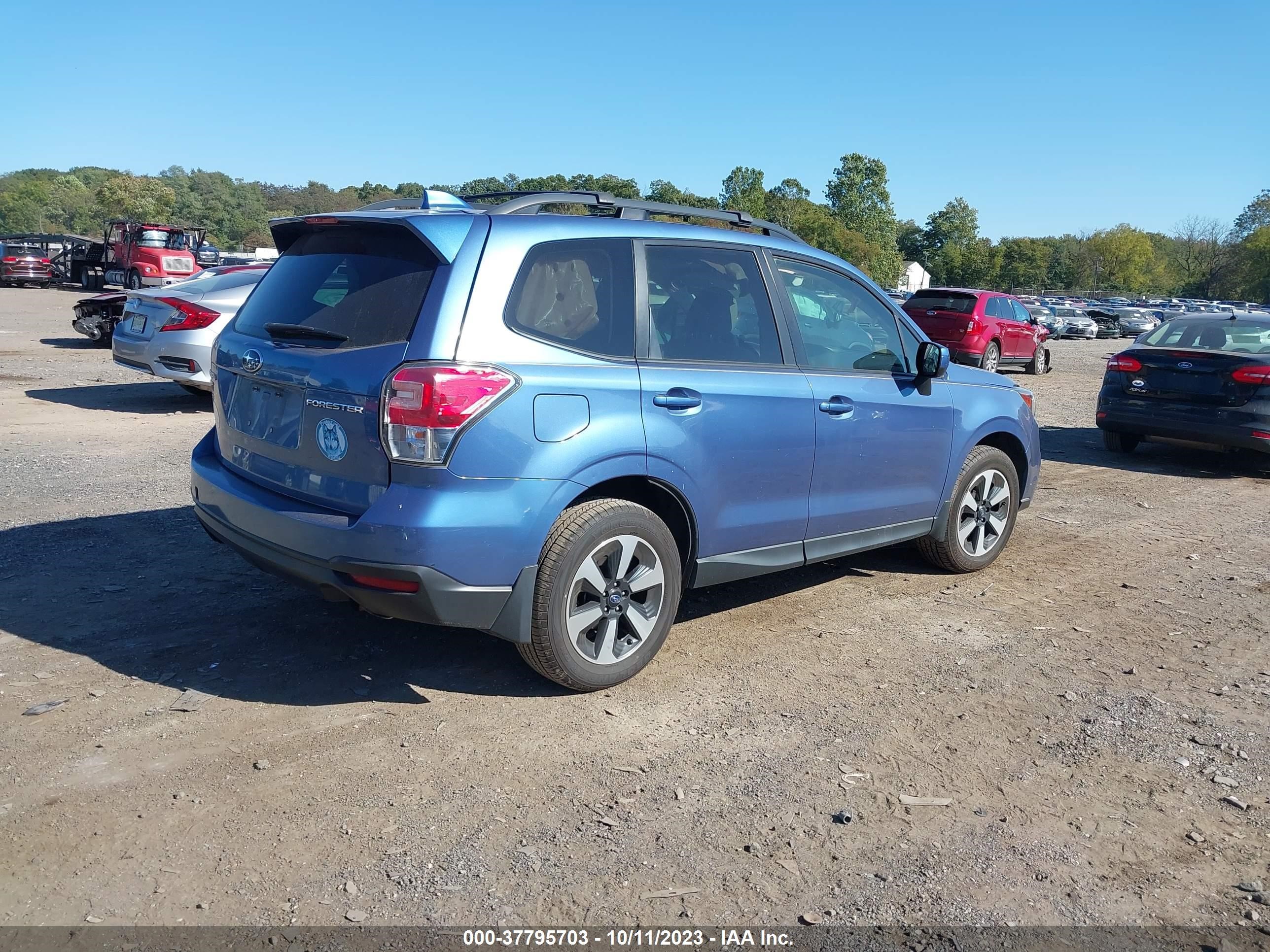 Photo 3 VIN: JF2SJAGC6JH495353 - SUBARU FORESTER 