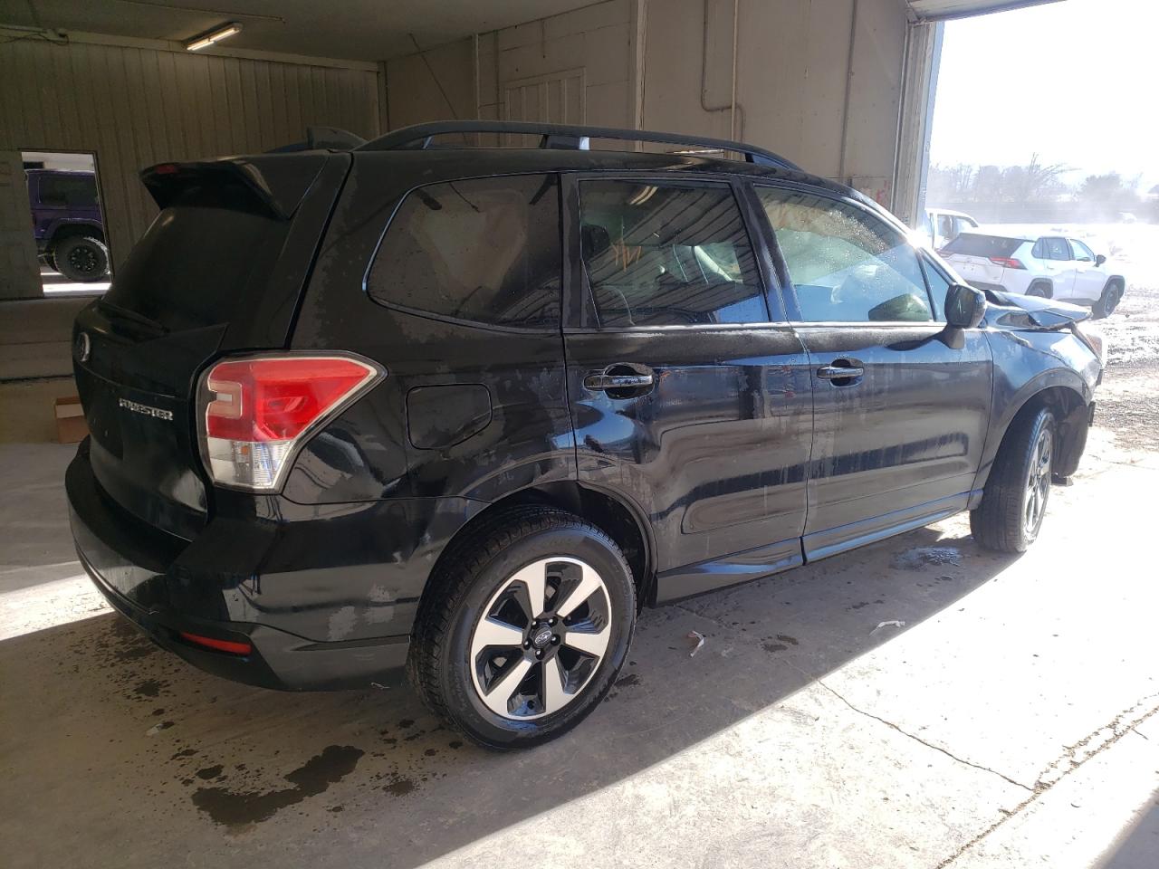 Photo 2 VIN: JF2SJAGC7JH478660 - SUBARU FORESTER 