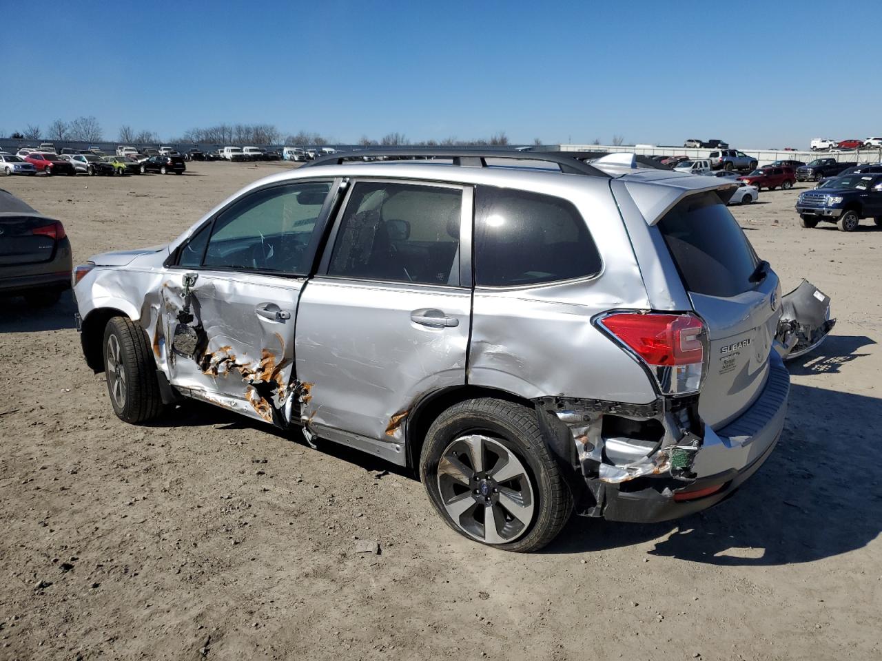 Photo 1 VIN: JF2SJAGC7JH600854 - SUBARU FORESTER 