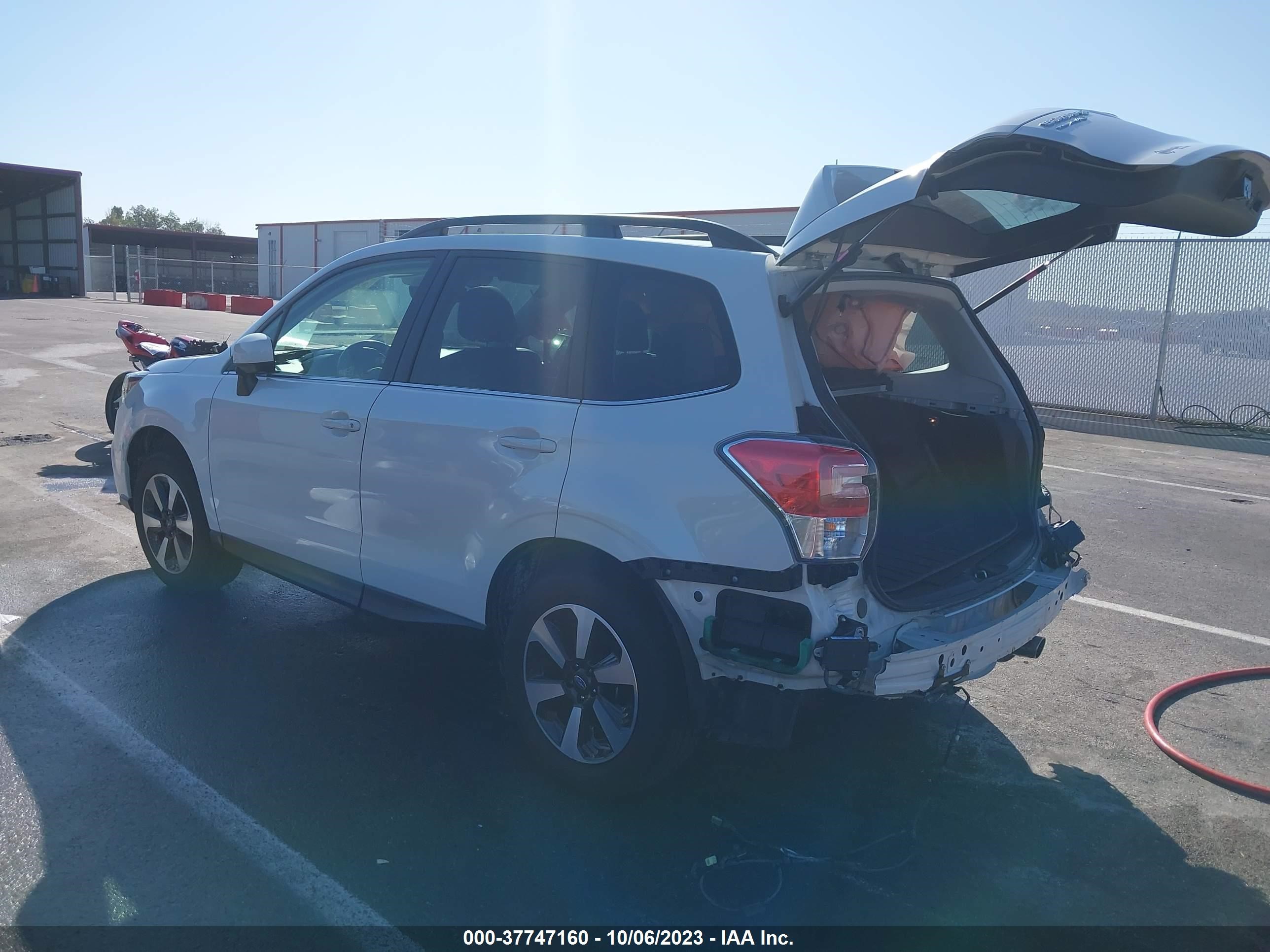 Photo 2 VIN: JF2SJARC8JH482830 - SUBARU FORESTER 