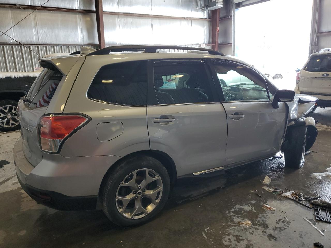 Photo 2 VIN: JF2SJAWC6JH460779 - SUBARU FORESTER 