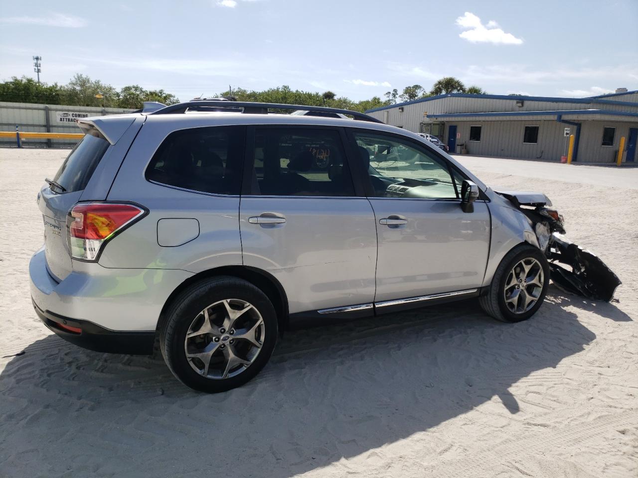 Photo 2 VIN: JF2SJAWC7HH548203 - SUBARU FORESTER 