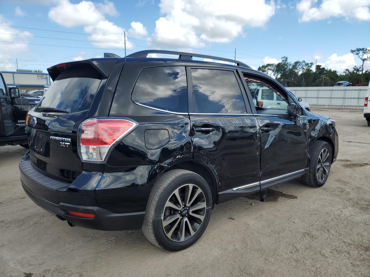 Photo 2 VIN: JF2SJGWCXJH426010 - SUBARU FORESTER 