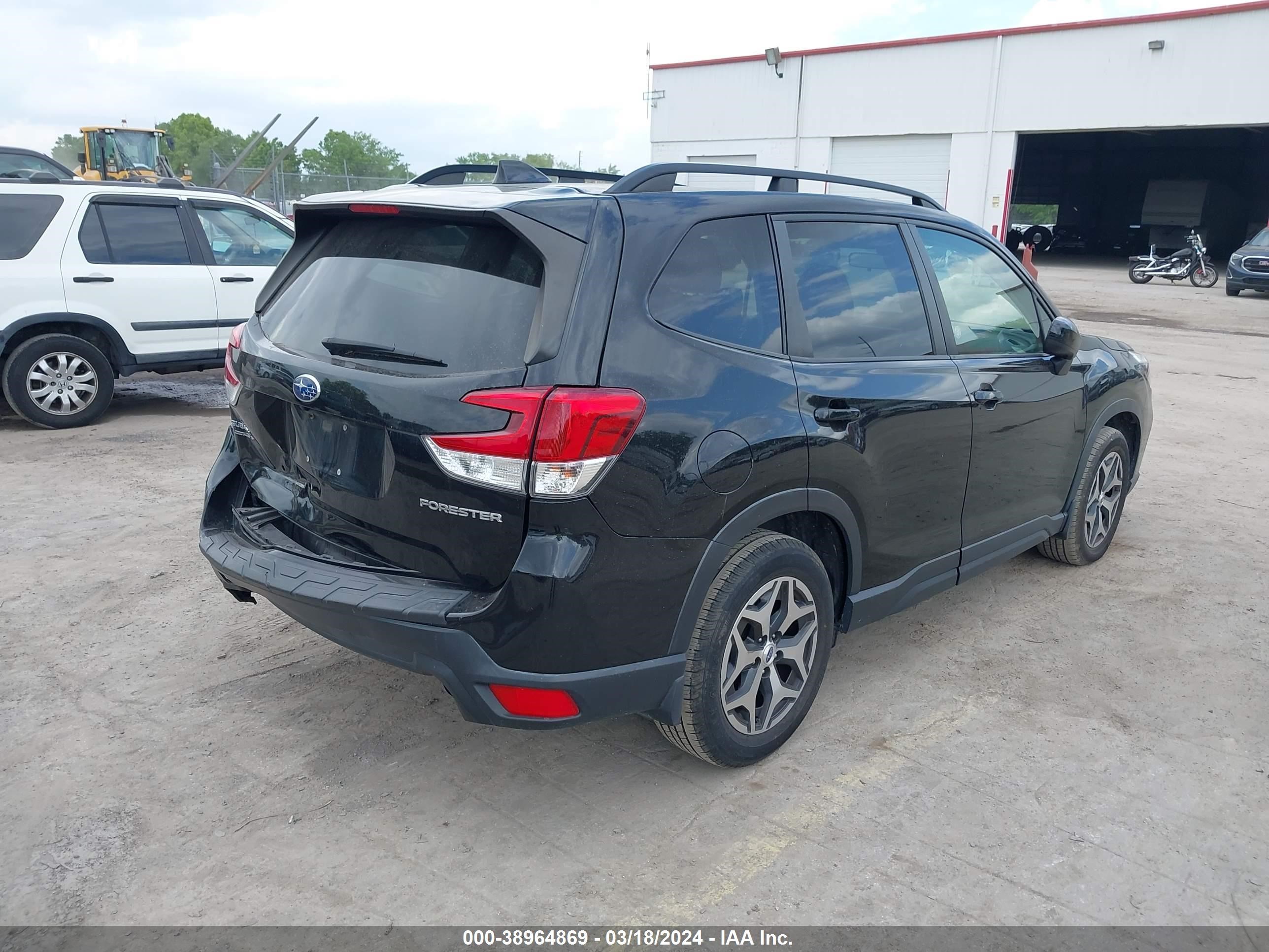 Photo 3 VIN: JF2SKAEC5KH443472 - SUBARU FORESTER 