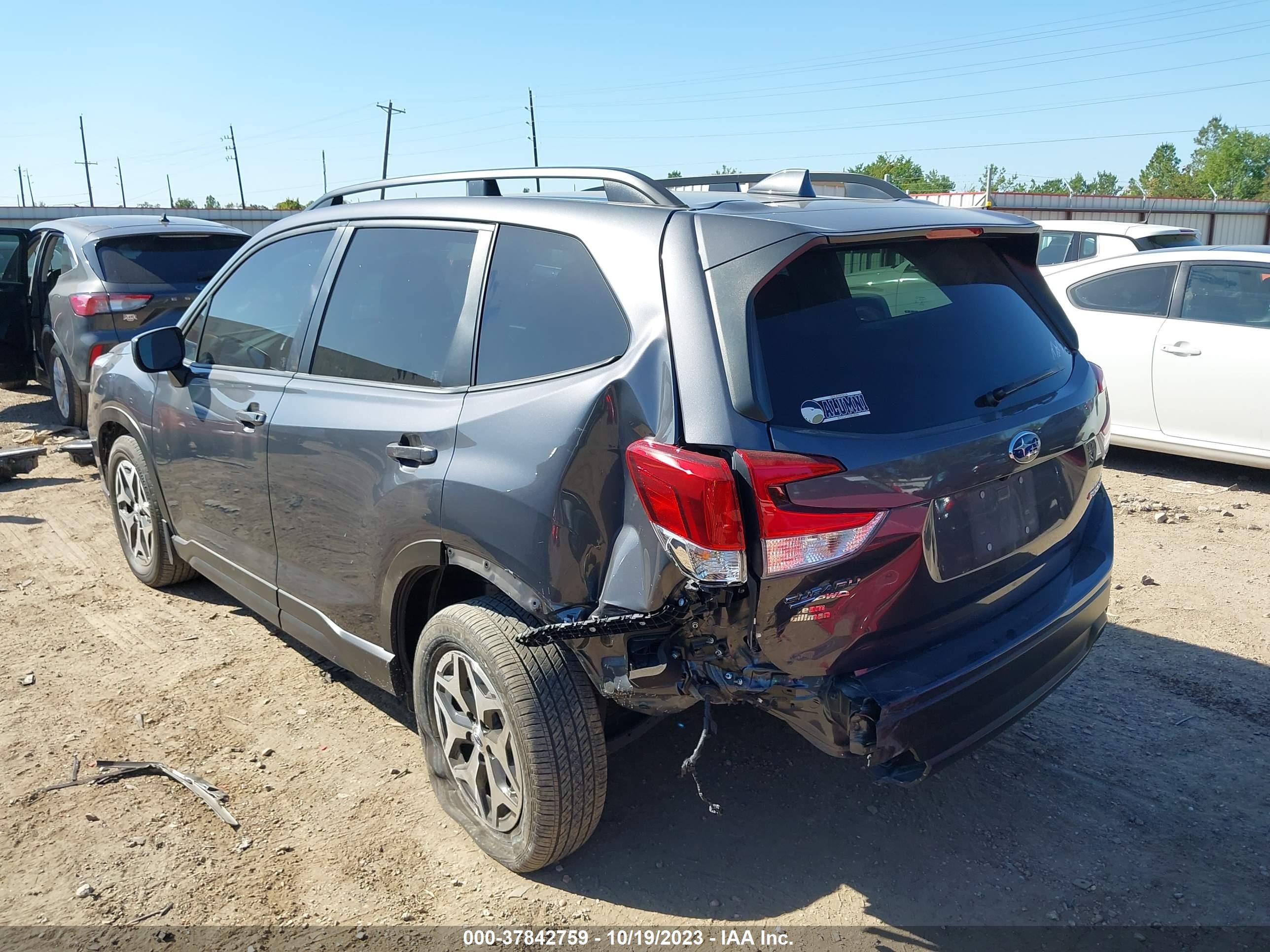 Photo 2 VIN: JF2SKAJC8MH557619 - SUBARU FORESTER 