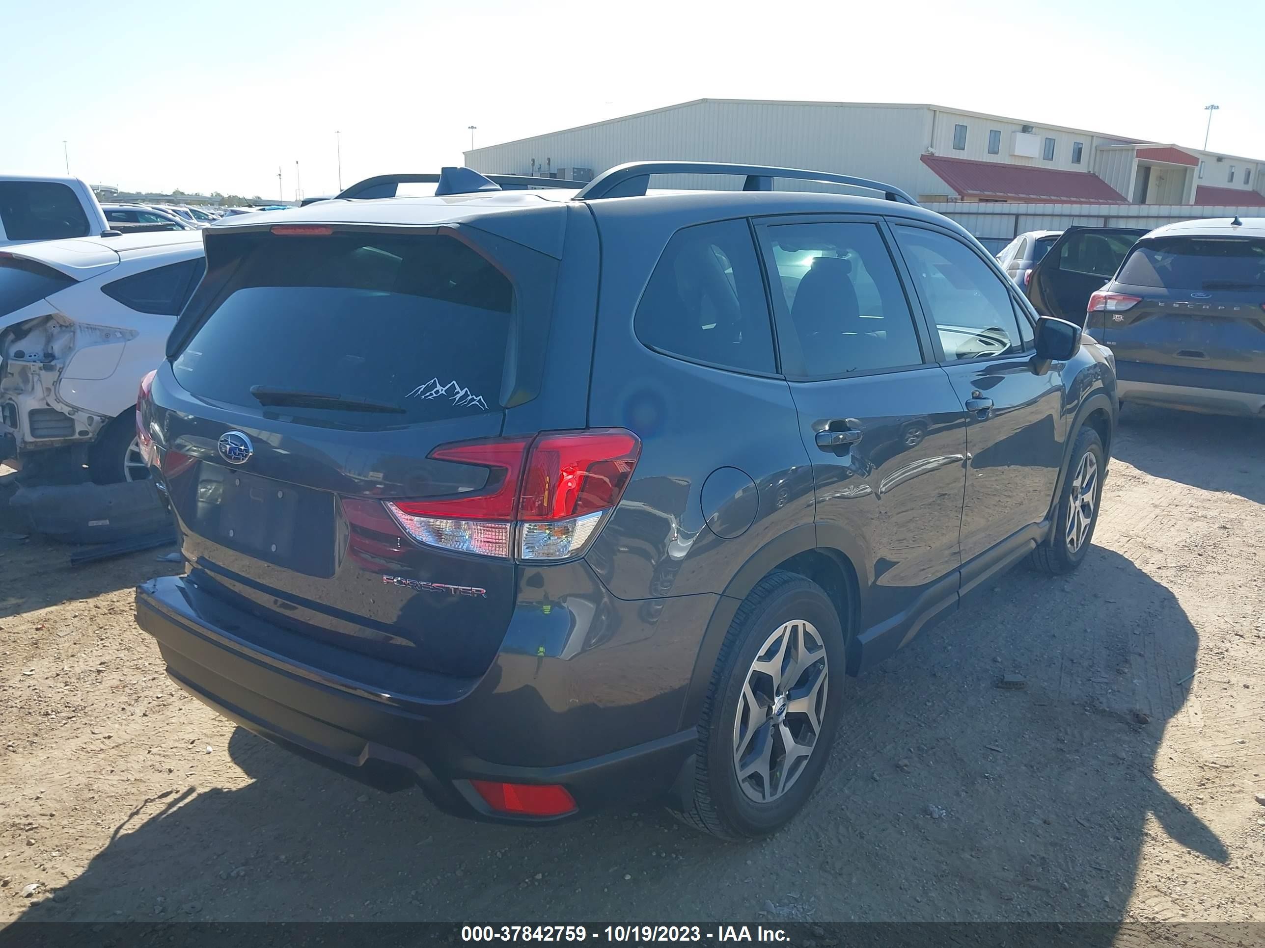 Photo 3 VIN: JF2SKAJC8MH557619 - SUBARU FORESTER 