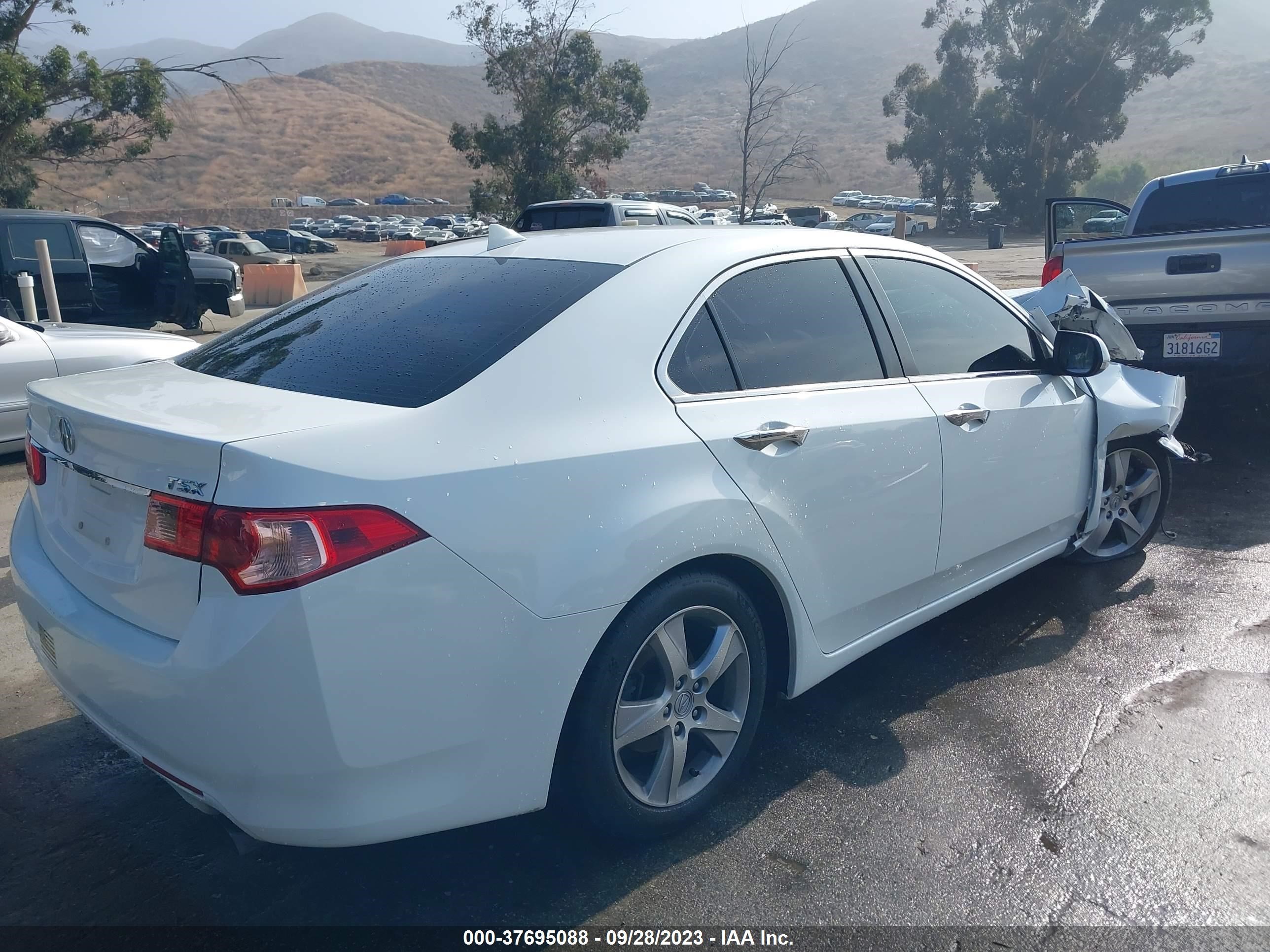 Photo 3 VIN: JH4CU2F43DC002173 - ACURA TSX 