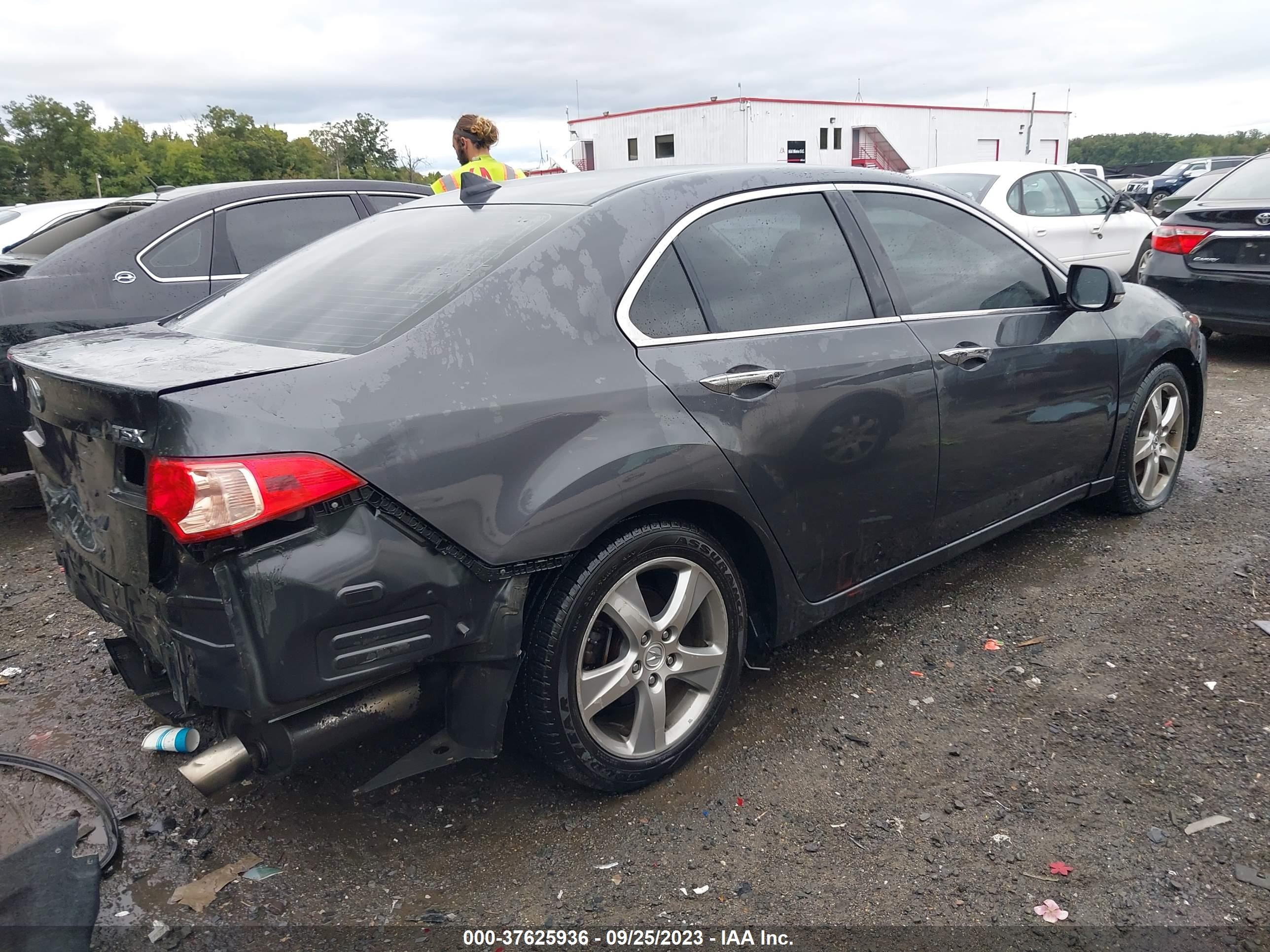 Photo 3 VIN: JH4CU2F60BC010701 - ACURA TSX 