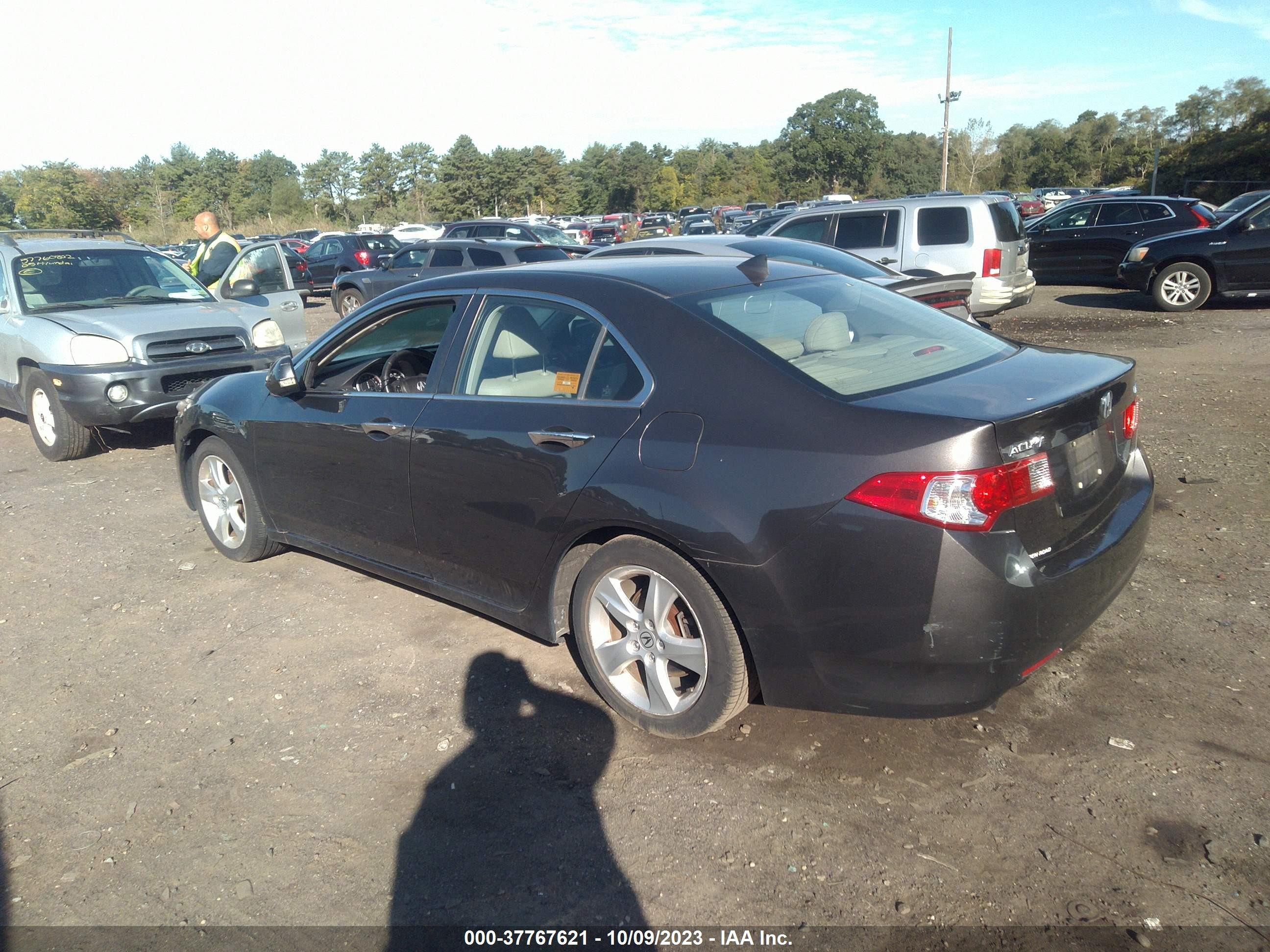 Photo 2 VIN: JH4CU2F67AC015697 - ACURA TSX 