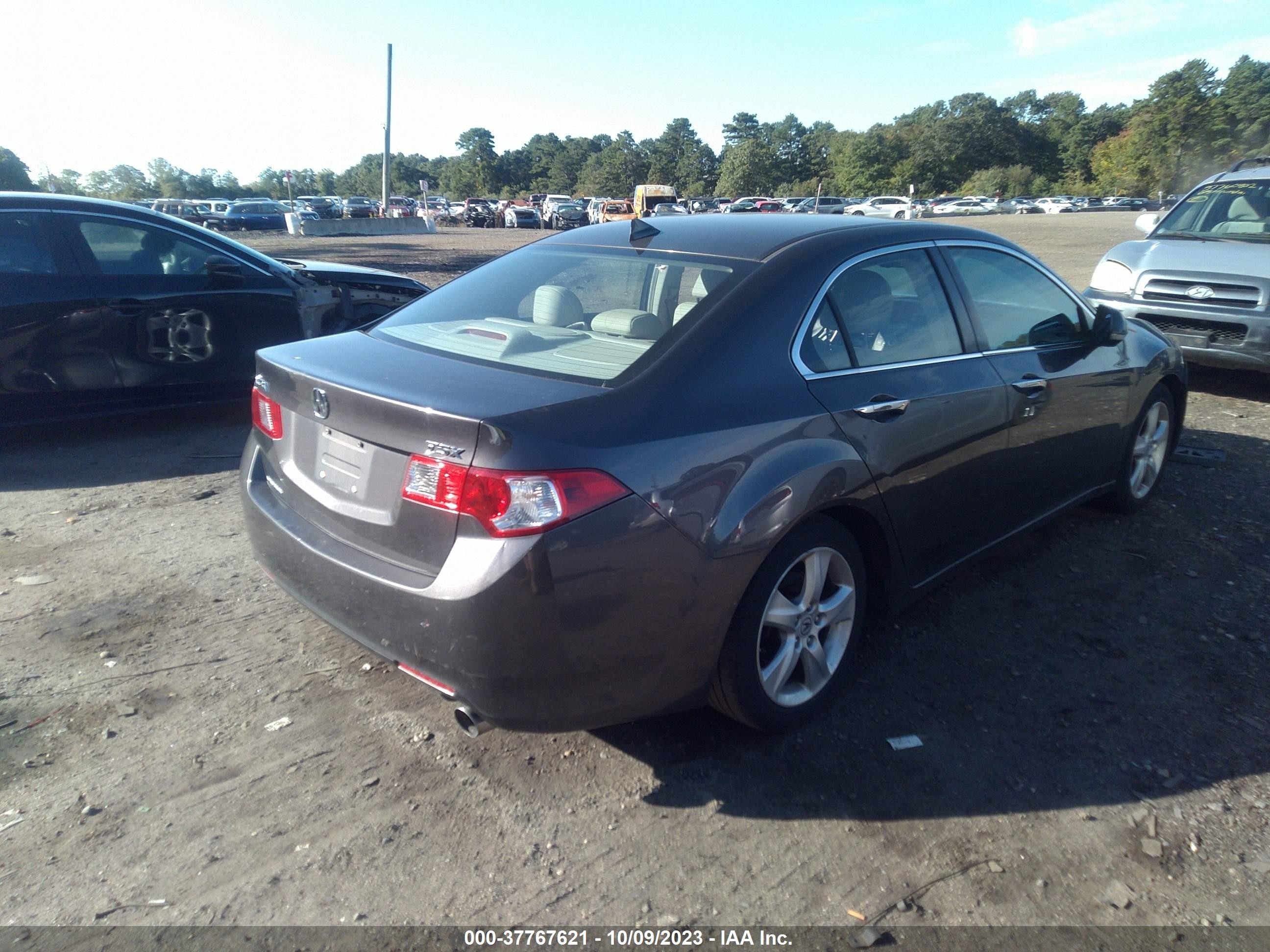 Photo 3 VIN: JH4CU2F67AC015697 - ACURA TSX 