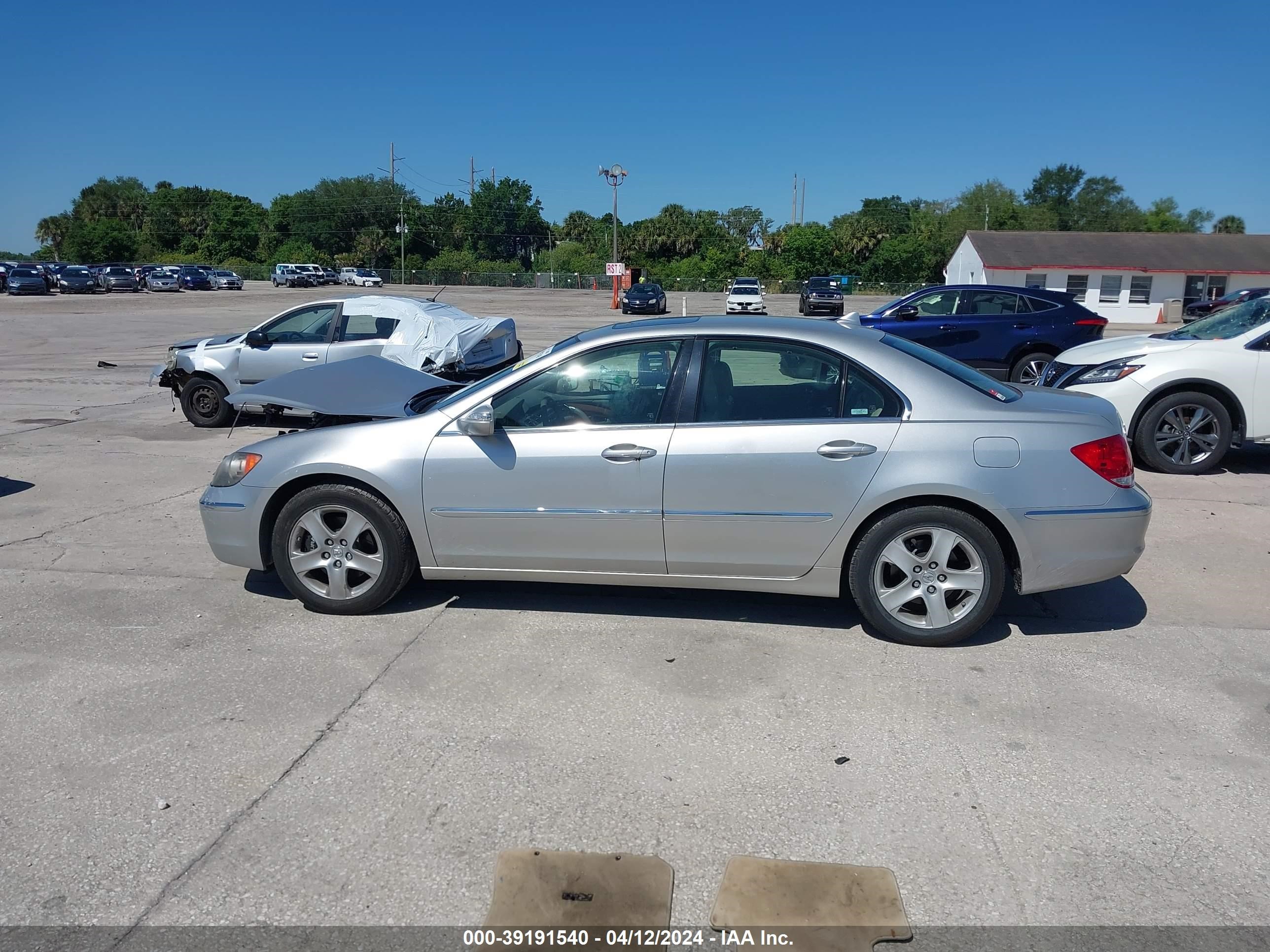 Photo 13 VIN: JH4KB16516C003393 - ACURA RL 