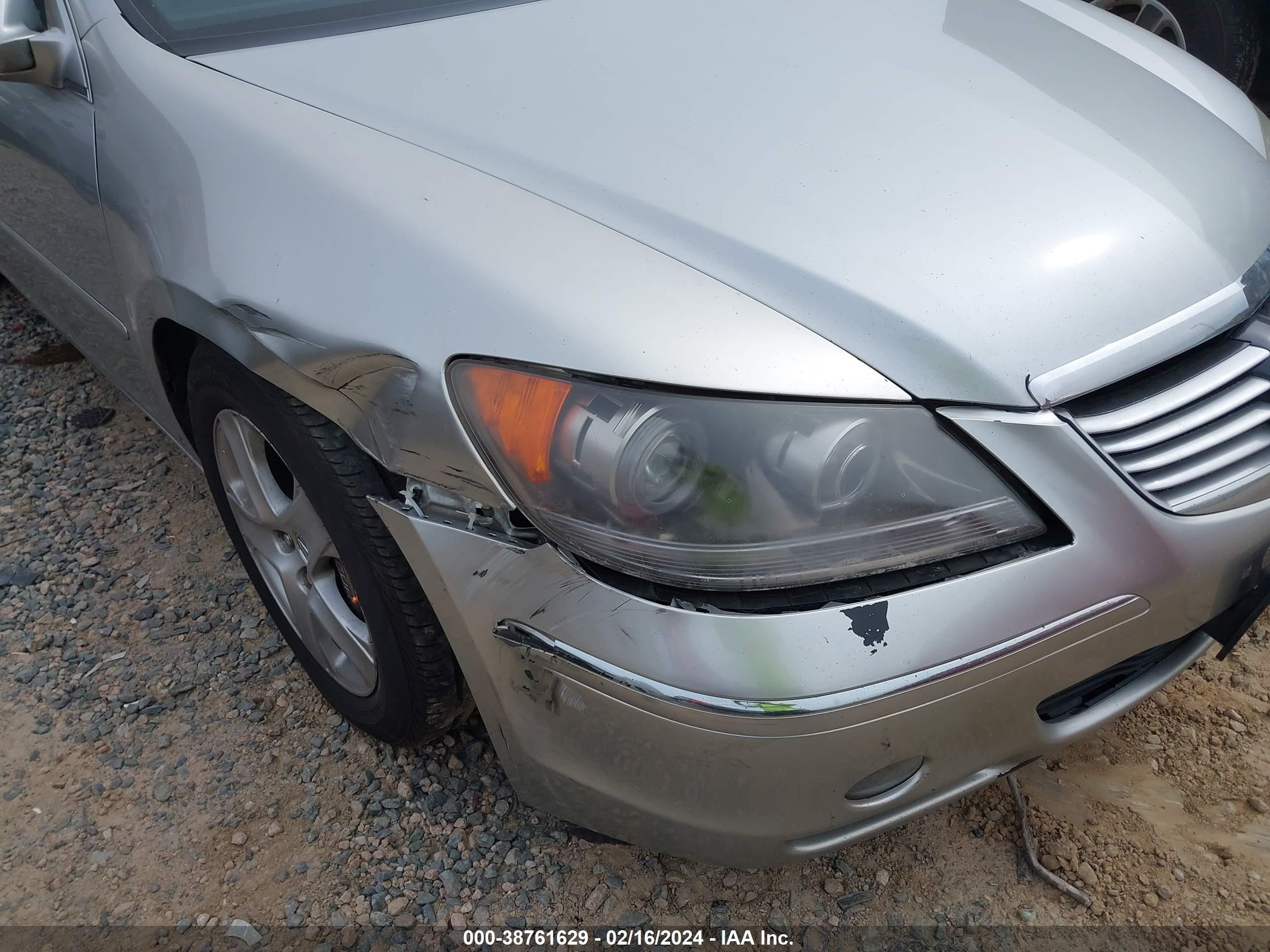 Photo 5 VIN: JH4KB16628C000773 - ACURA RL 