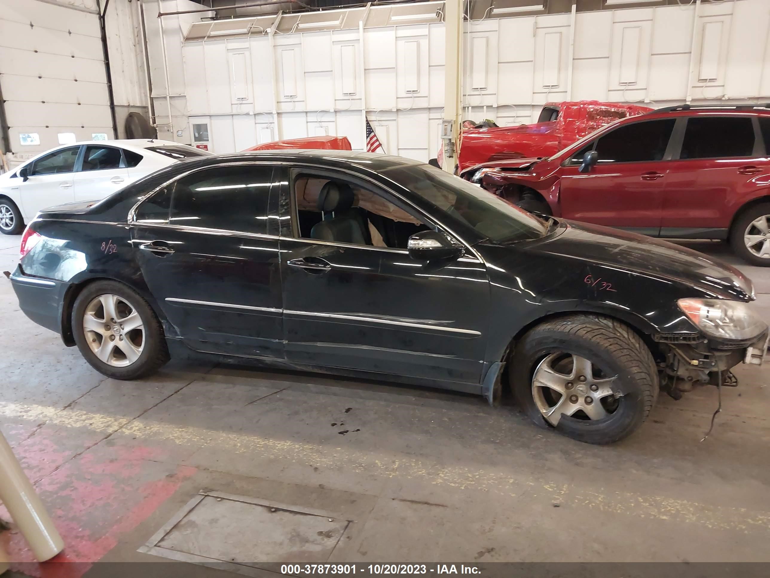 Photo 13 VIN: JH4KB16628C001471 - ACURA RL 