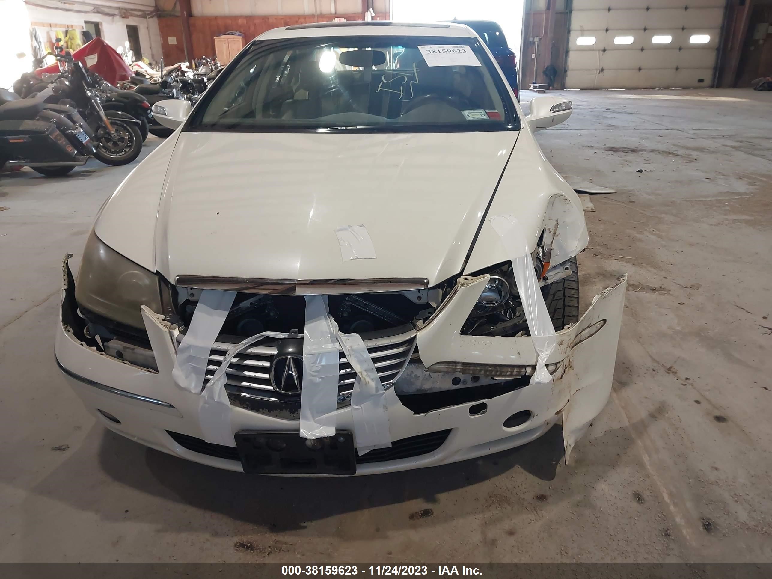 Photo 11 VIN: JH4KB16698C000138 - ACURA RL 