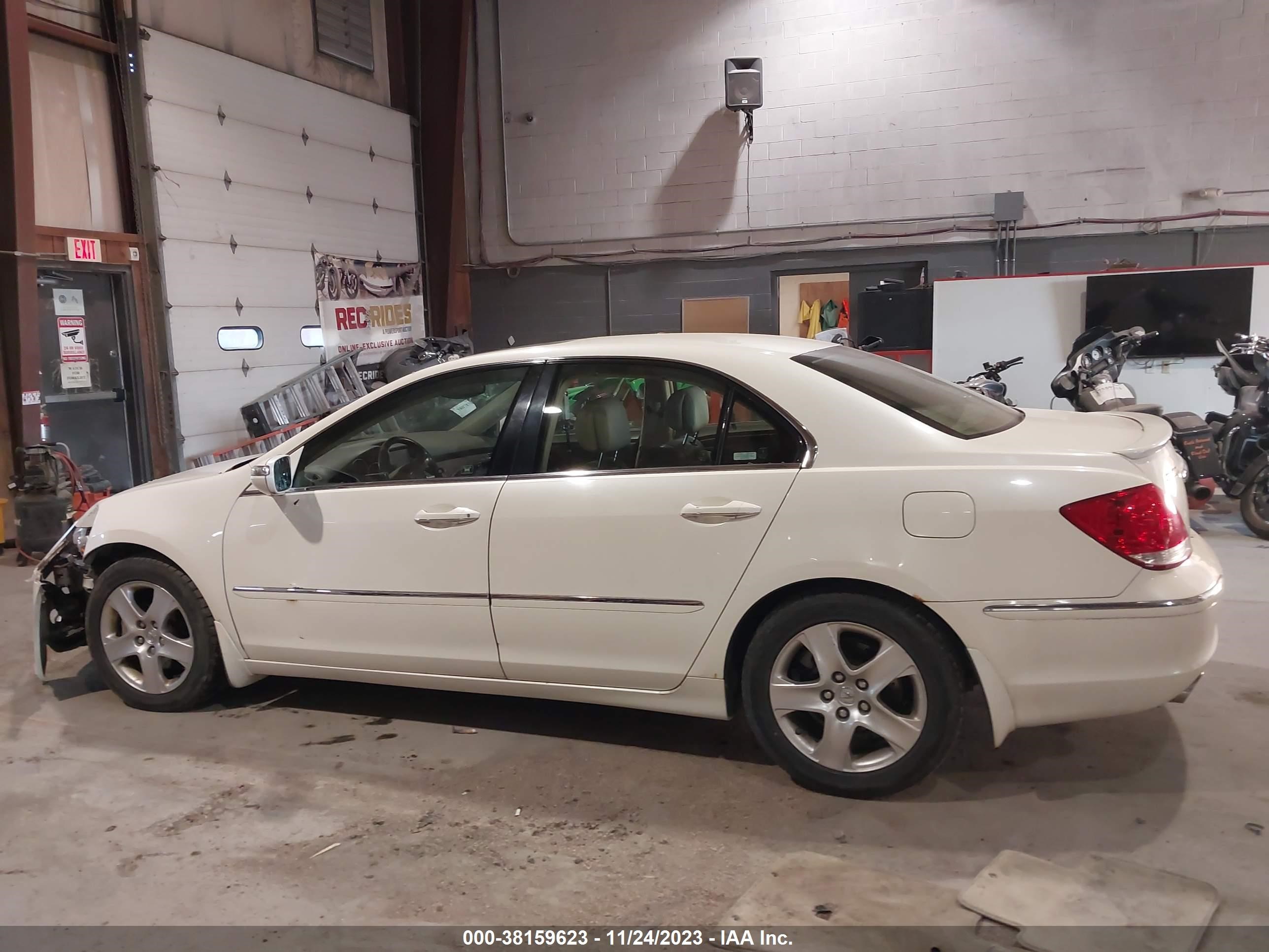 Photo 13 VIN: JH4KB16698C000138 - ACURA RL 