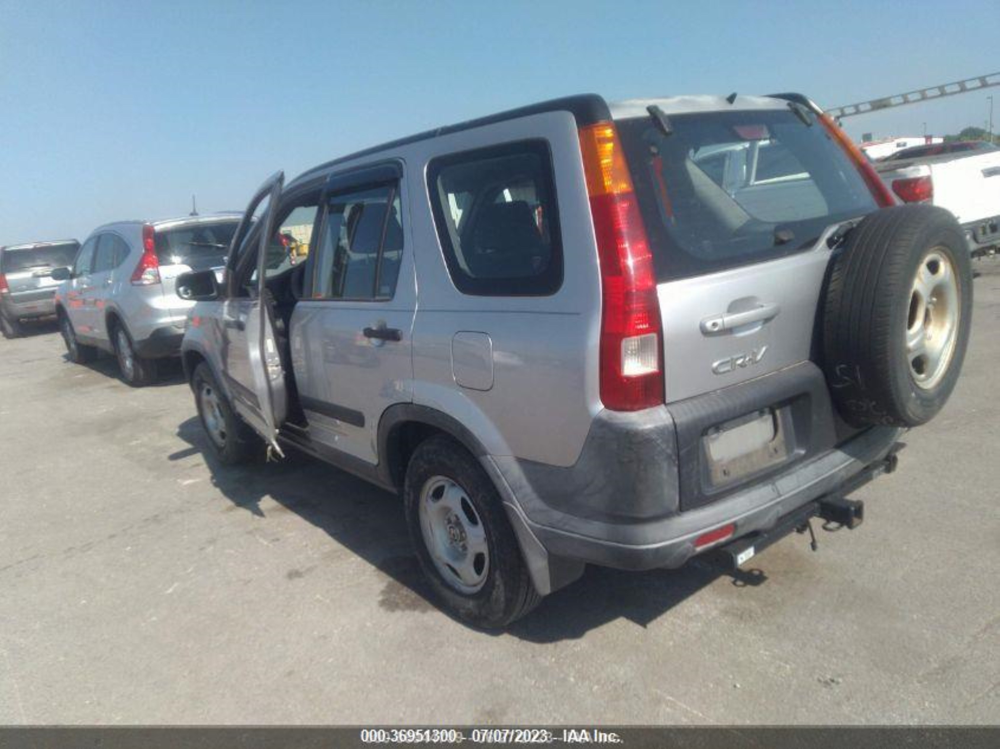 Photo 2 VIN: JHLRD68544C023576 - HONDA CR-V 