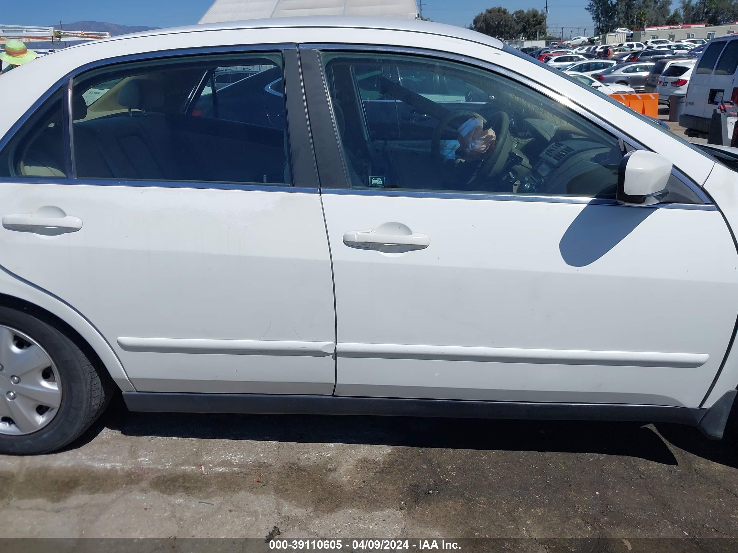 Photo 13 VIN: JHMCM56384C006731 - HONDA ACCORD 