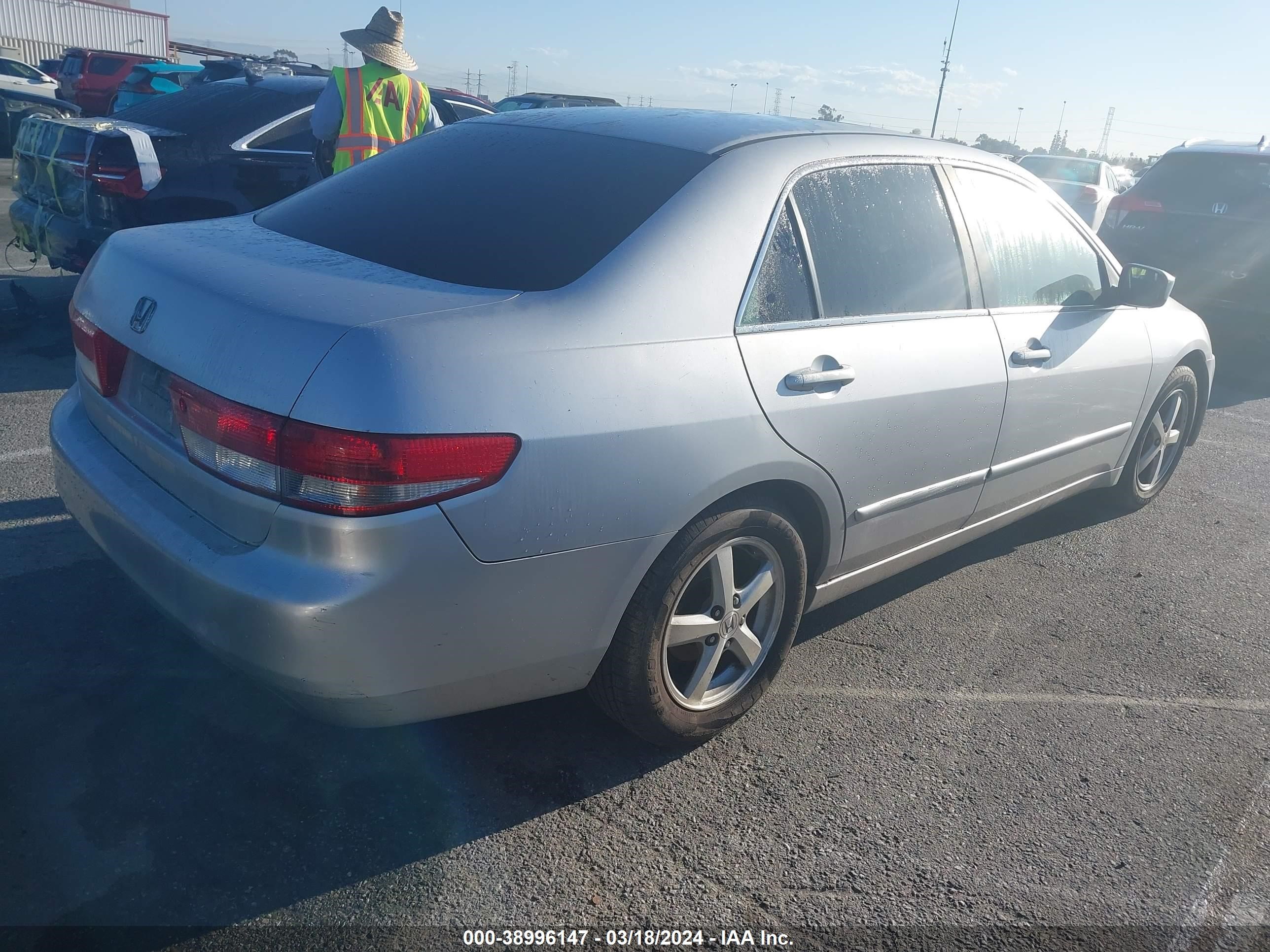 Photo 3 VIN: JHMCM56643C013877 - HONDA ACCORD 