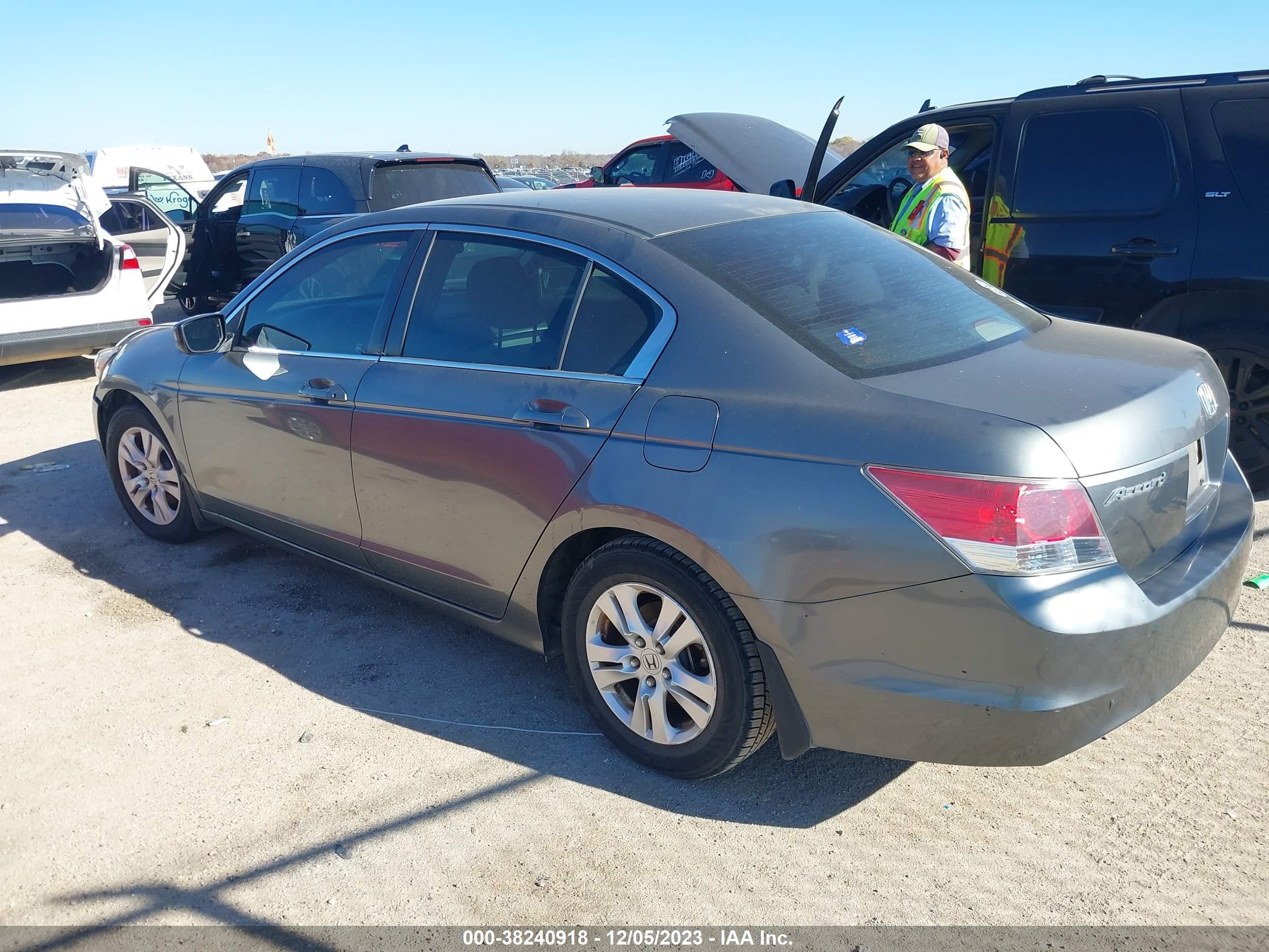 Photo 2 VIN: JHMCP26468C077348 - HONDA ACCORD 