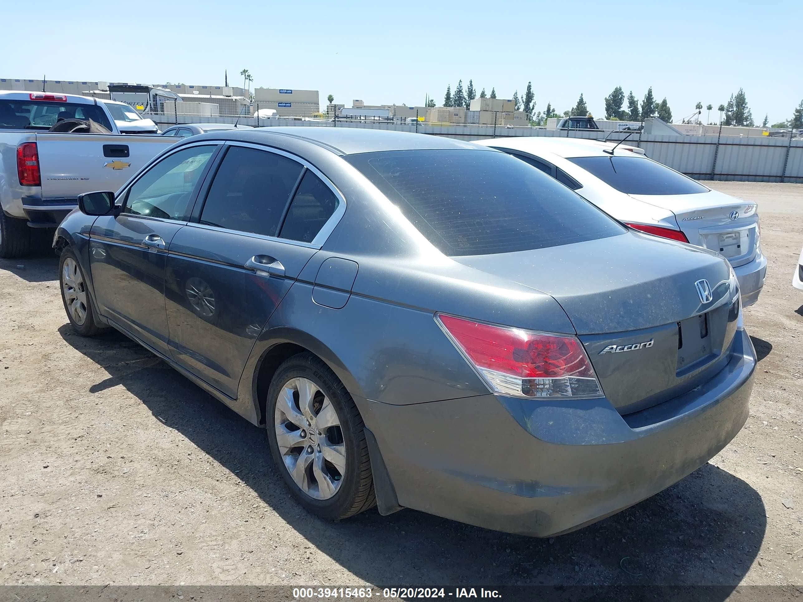 Photo 2 VIN: JHMCP267X8C001822 - HONDA ACCORD 