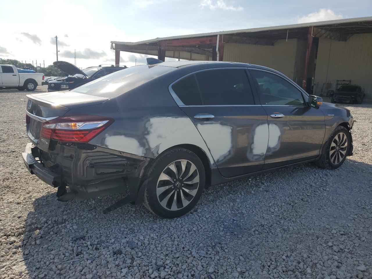 Photo 2 VIN: JHMCR6F32HC018984 - HONDA ACCORD 