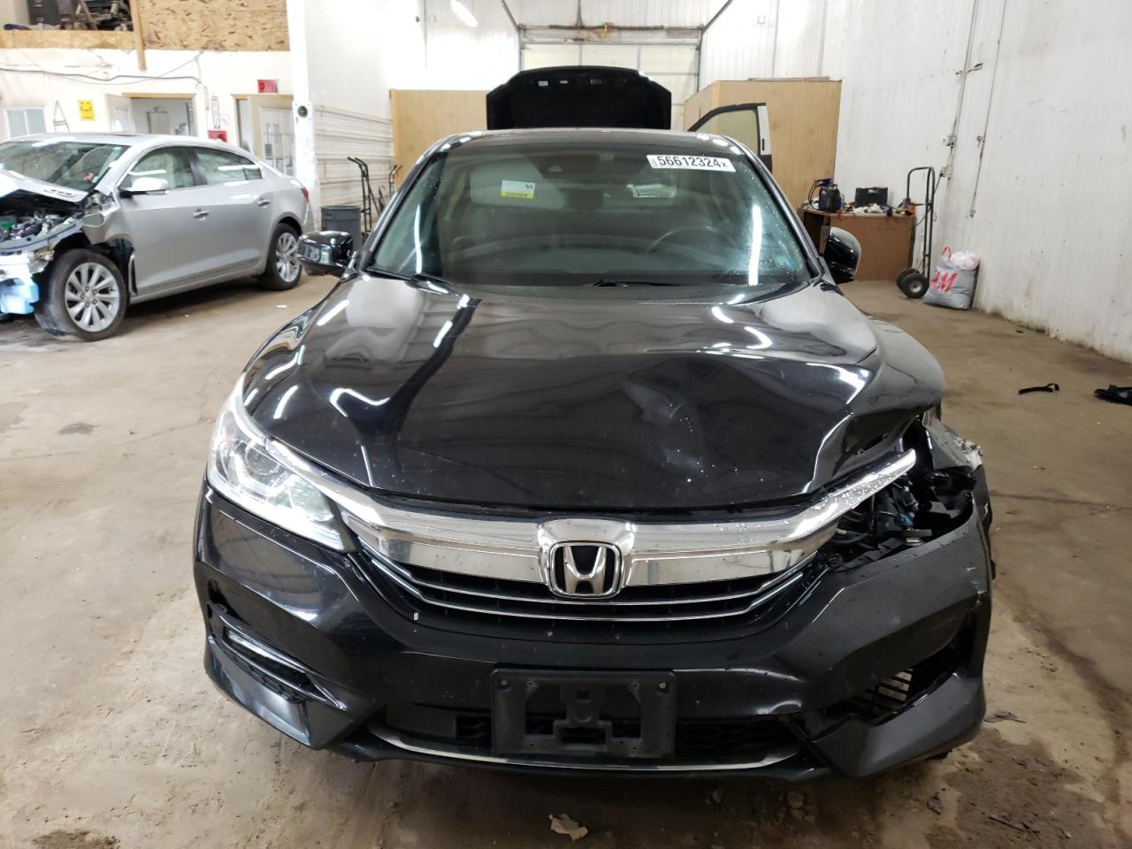 Photo 4 VIN: JHMCR6F52HC017027 - HONDA ACCORD 