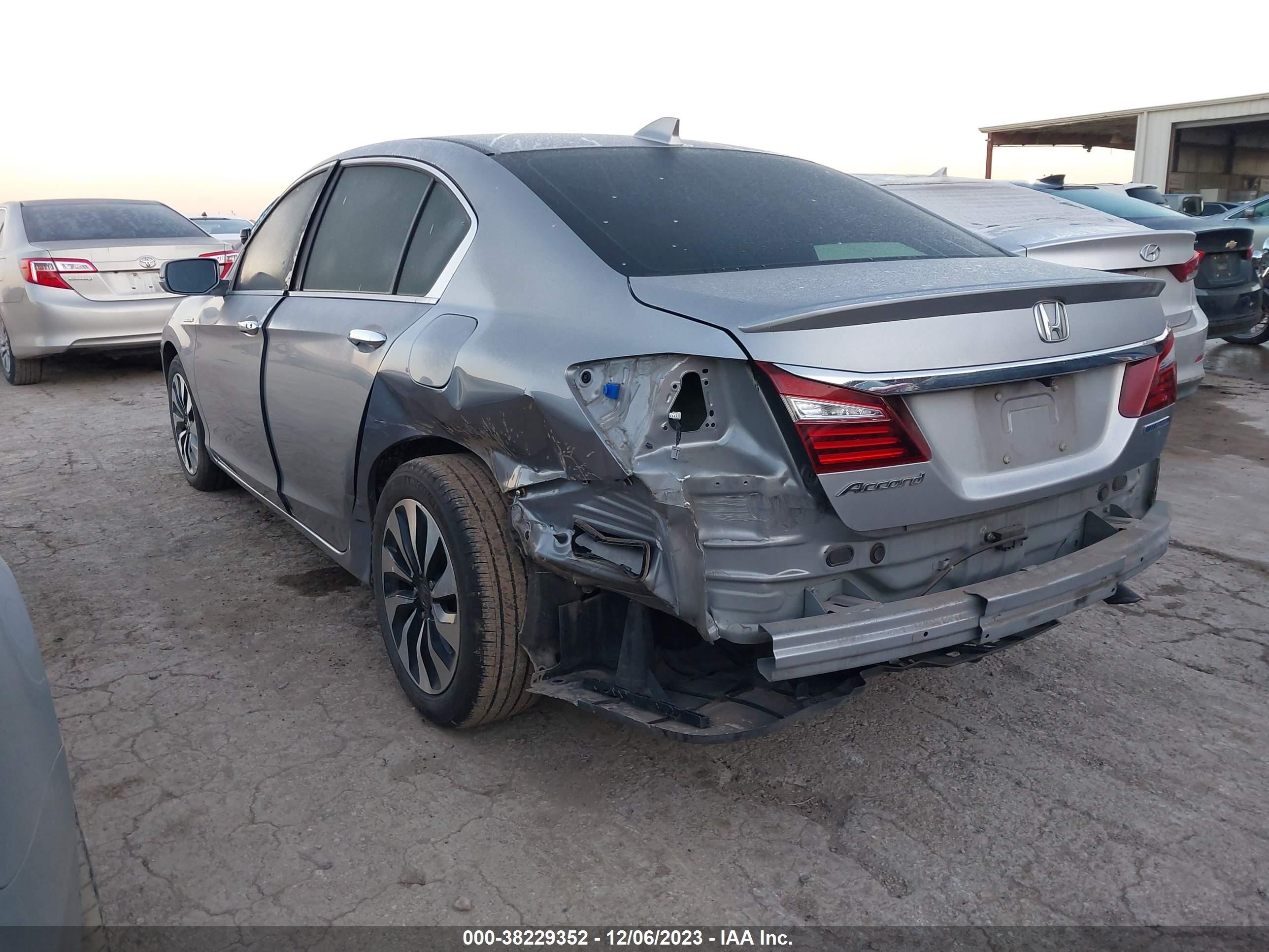 Photo 2 VIN: JHMCR6F59HC005540 - HONDA ACCORD 