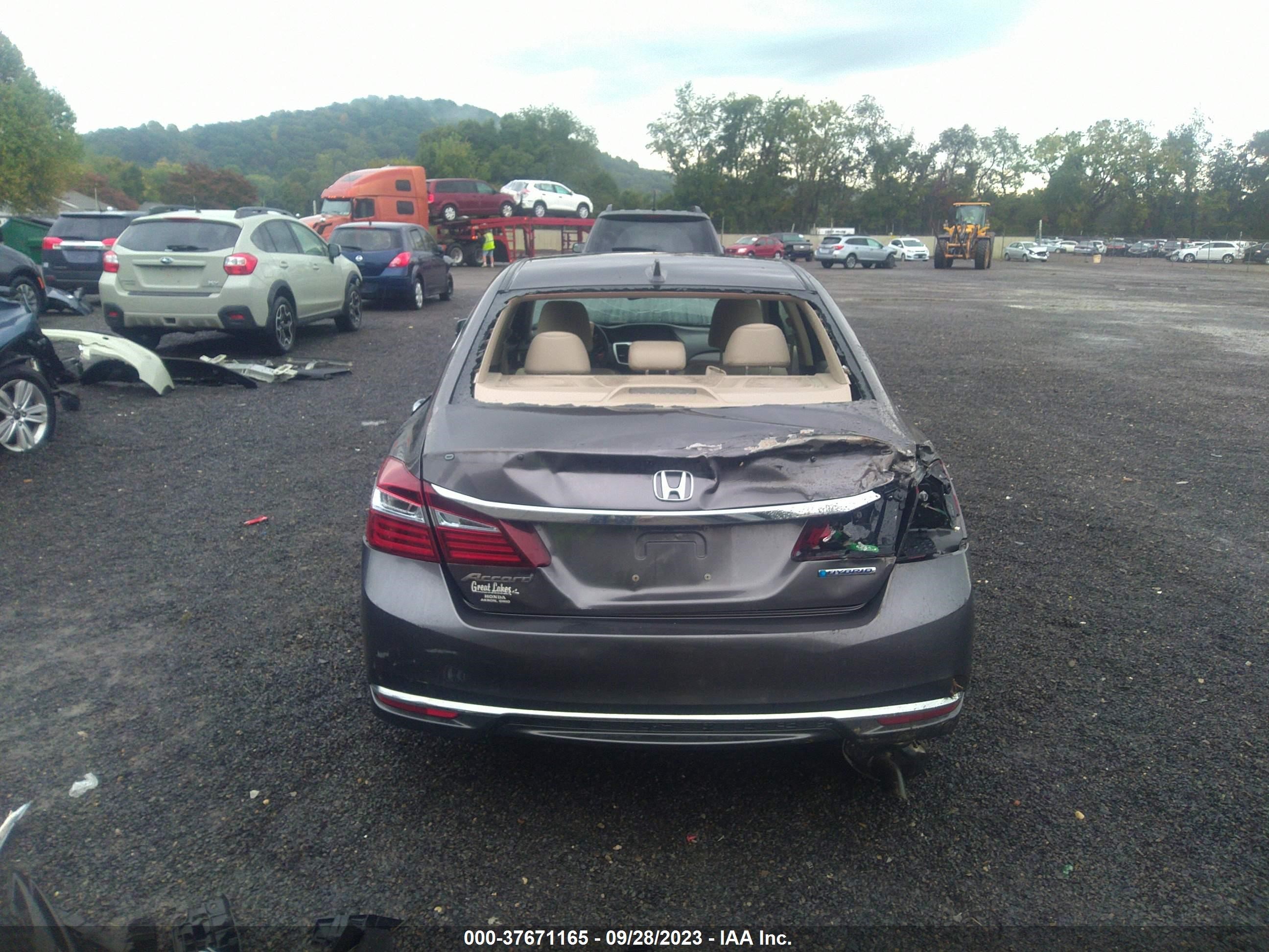 Photo 16 VIN: JHMCR6F5XHC014523 - HONDA ACCORD 