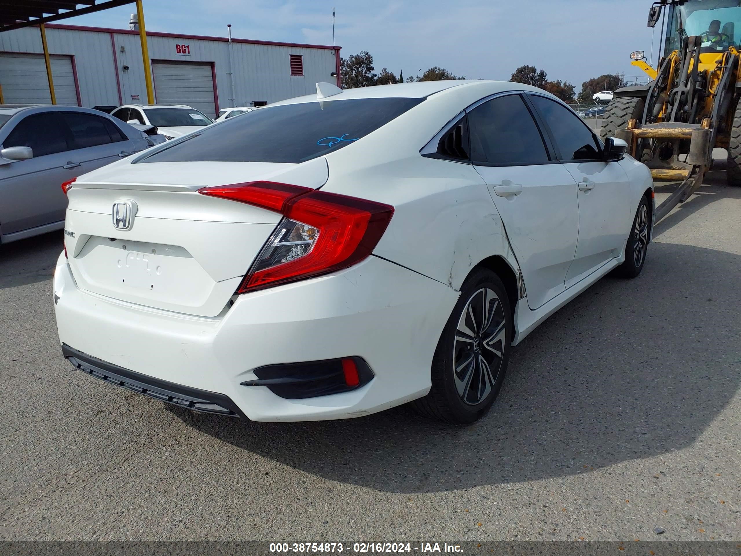 Photo 3 VIN: JHMFC1F34JX038802 - HONDA CIVIC 