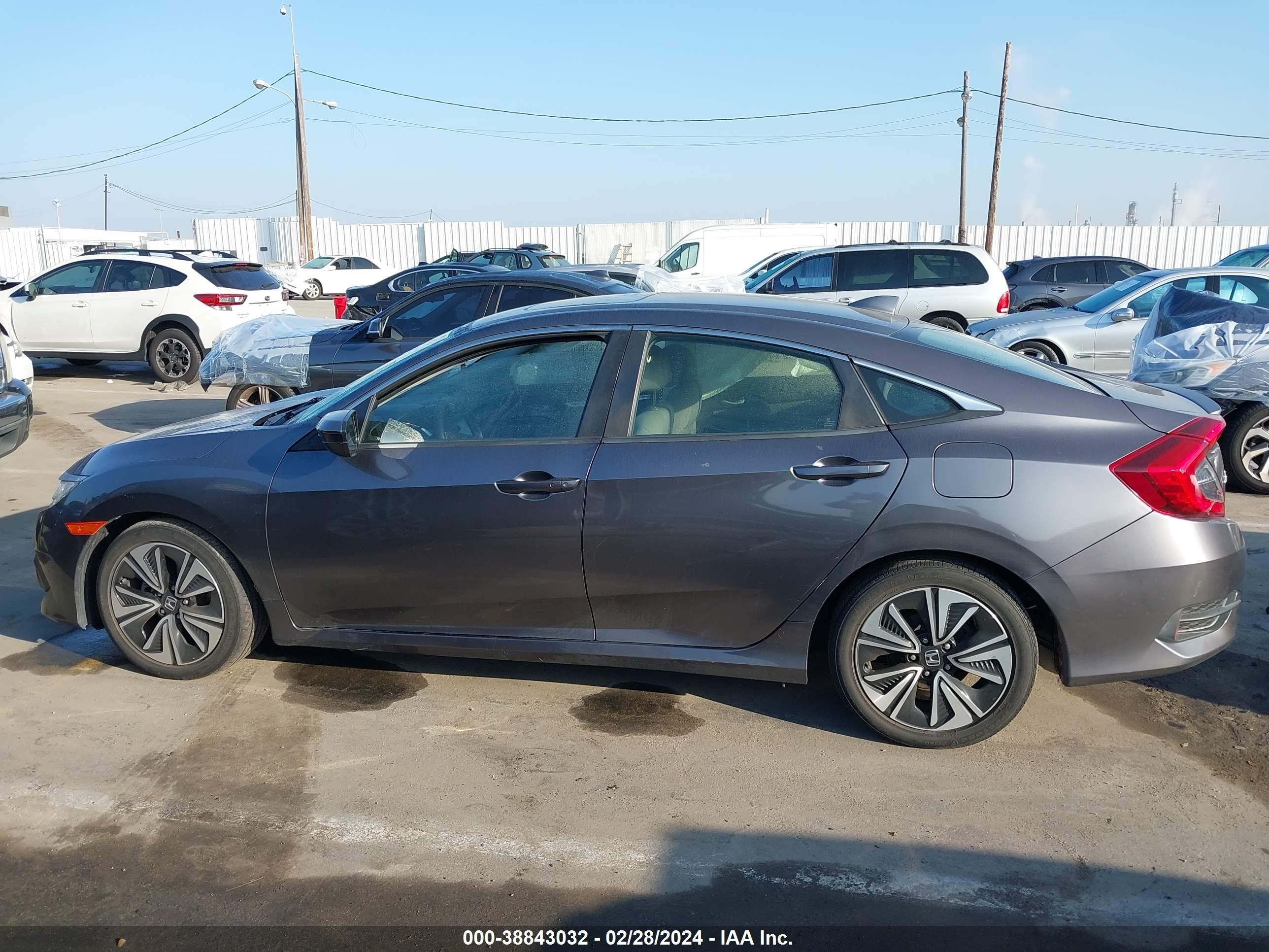 Photo 13 VIN: JHMFC1F36JX009236 - HONDA CIVIC 