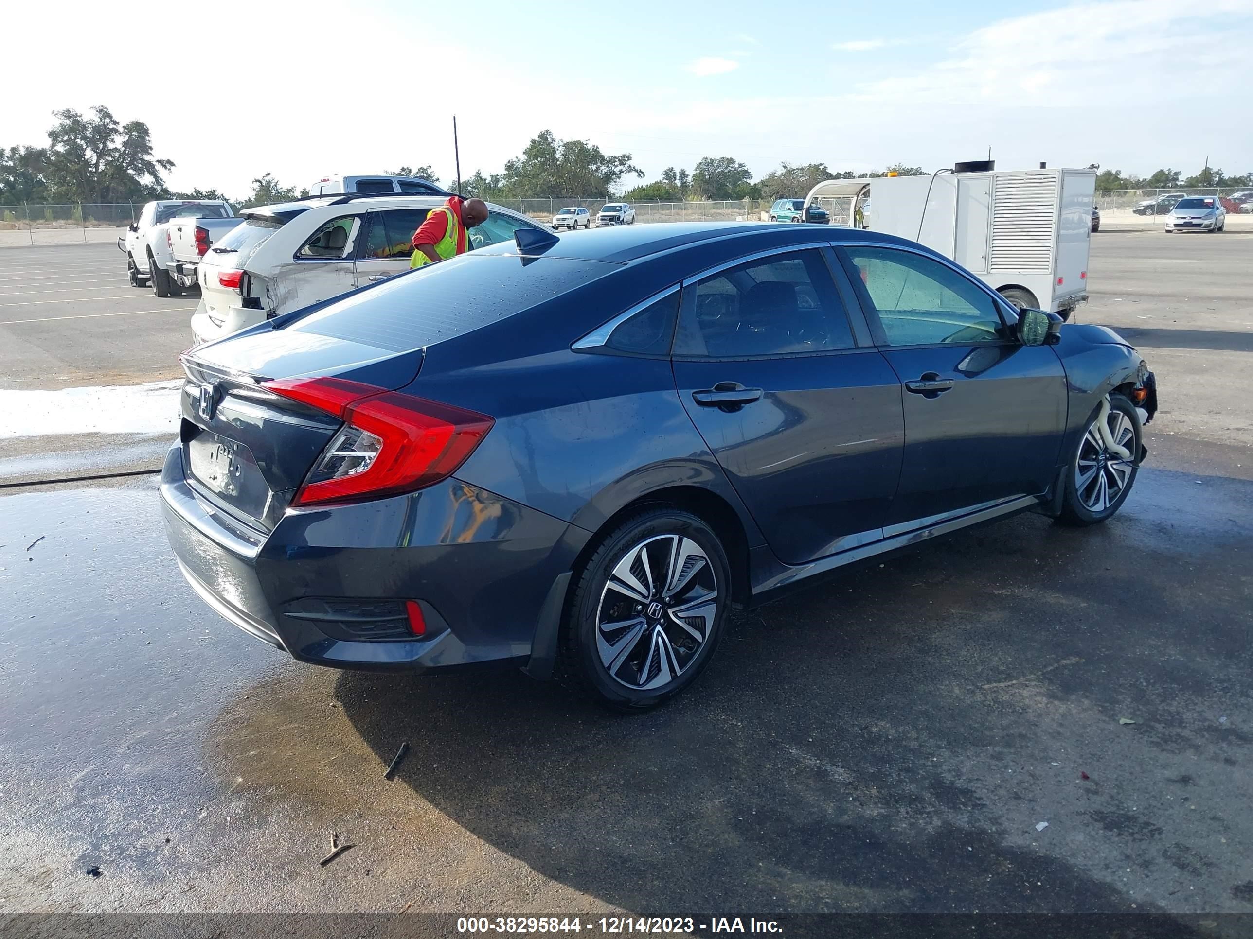 Photo 3 VIN: JHMFC1F36JX016588 - HONDA CIVIC 