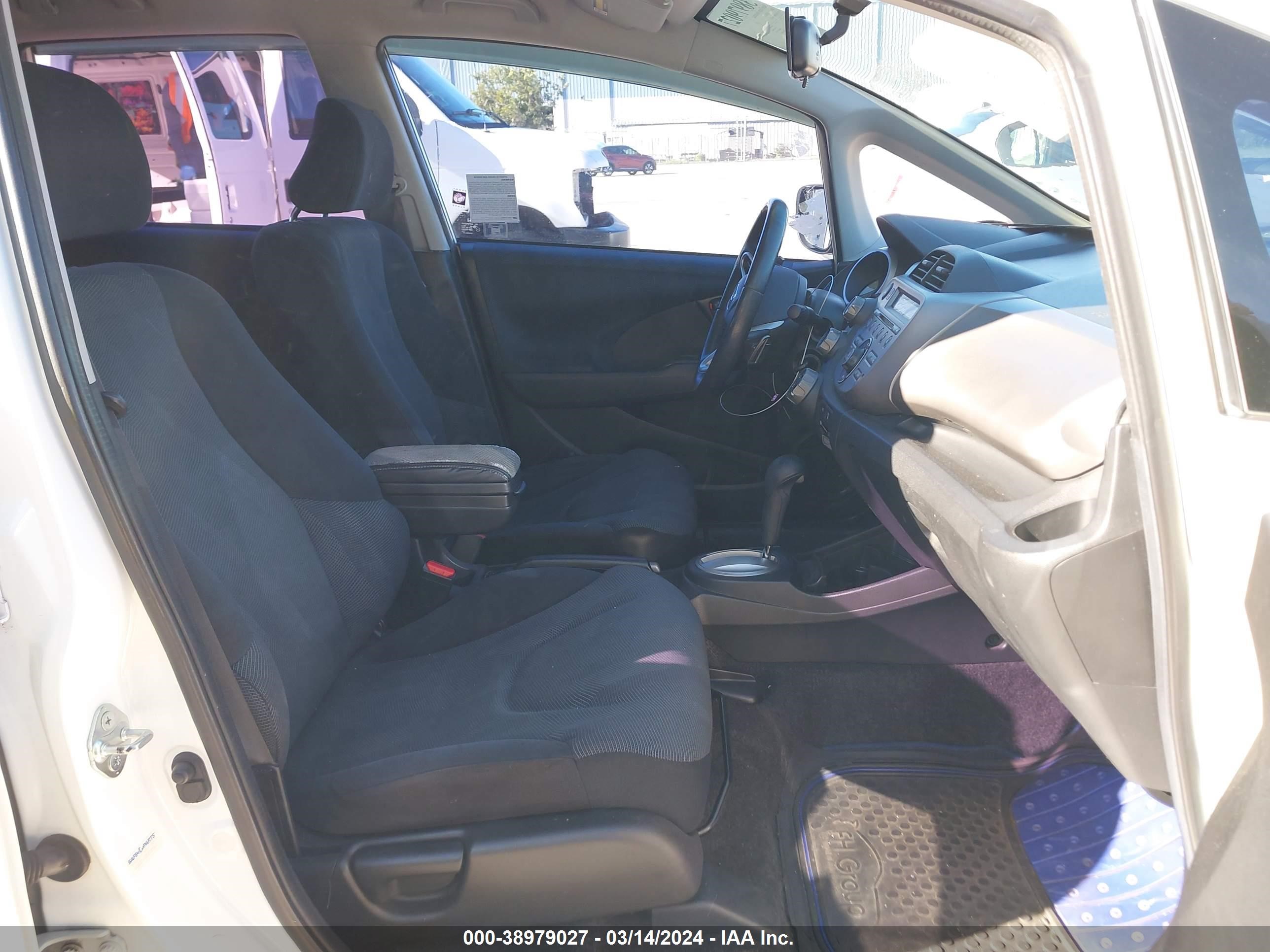 Photo 4 VIN: JHMGE884X9S045131 - HONDA FIT 