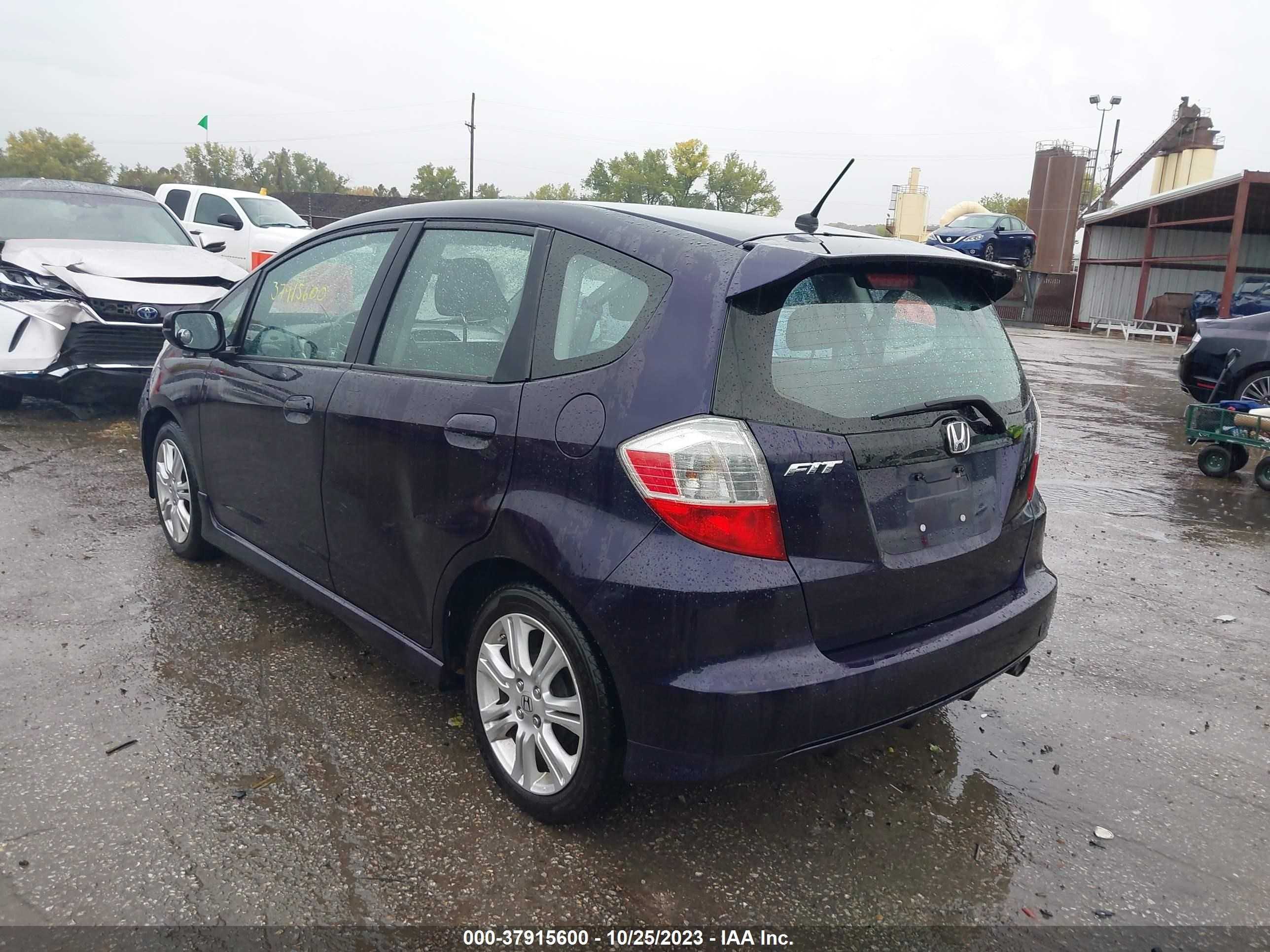 Photo 2 VIN: JHMGE8H4XAC033849 - HONDA FIT 