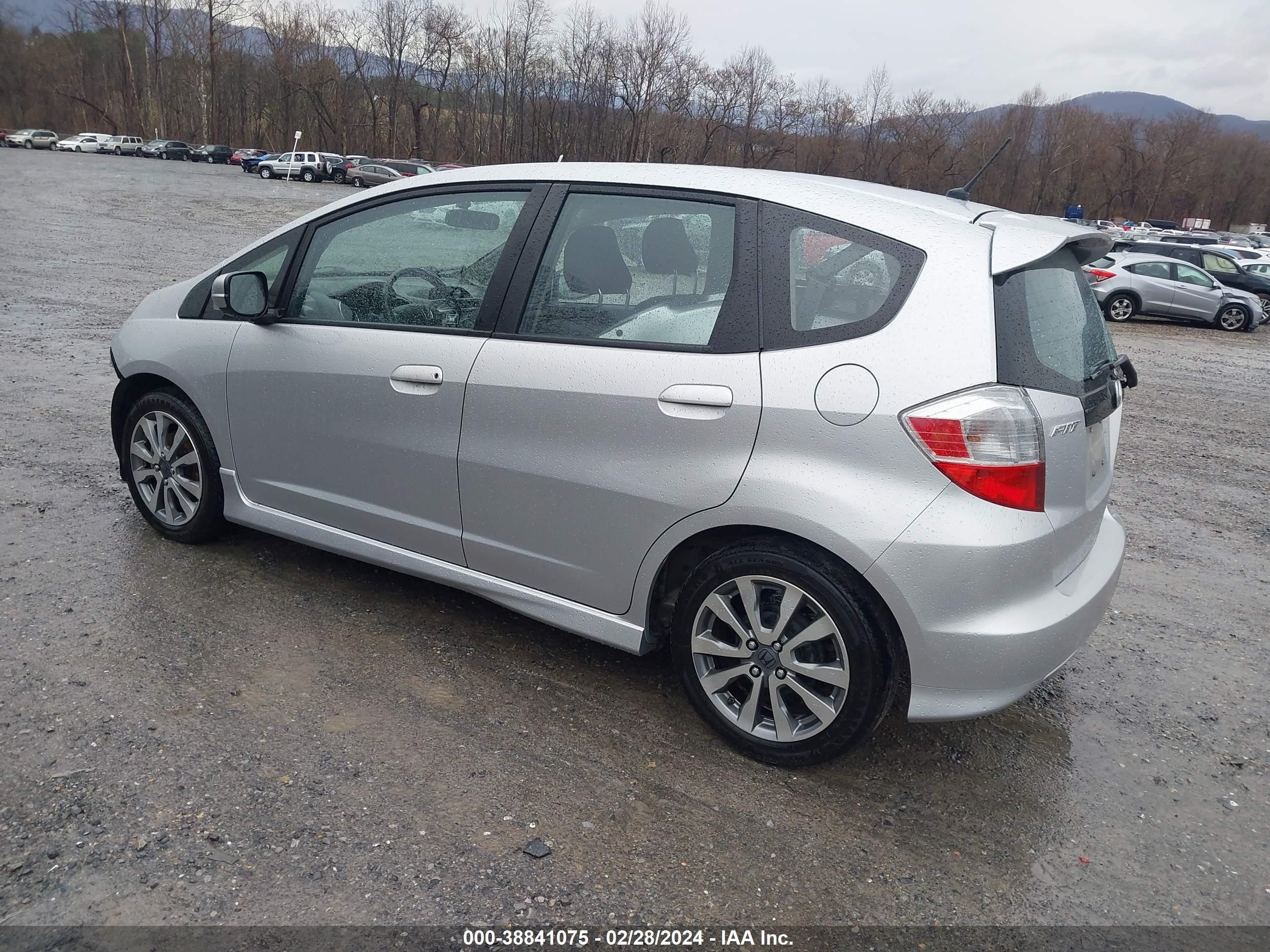 Photo 2 VIN: JHMGE8H52DC024317 - HONDA FIT 