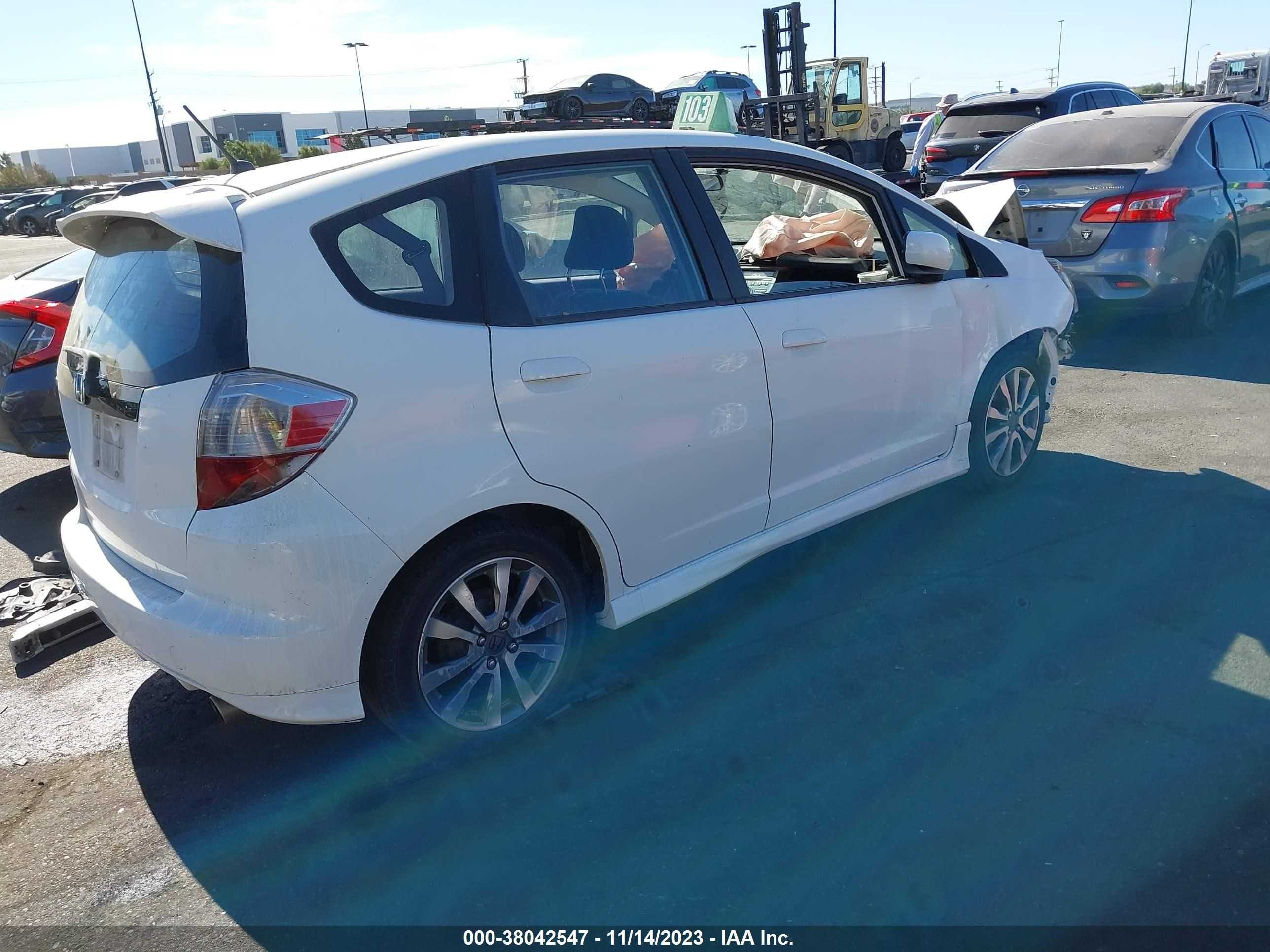 Photo 3 VIN: JHMGE8H54CC017626 - HONDA FIT 