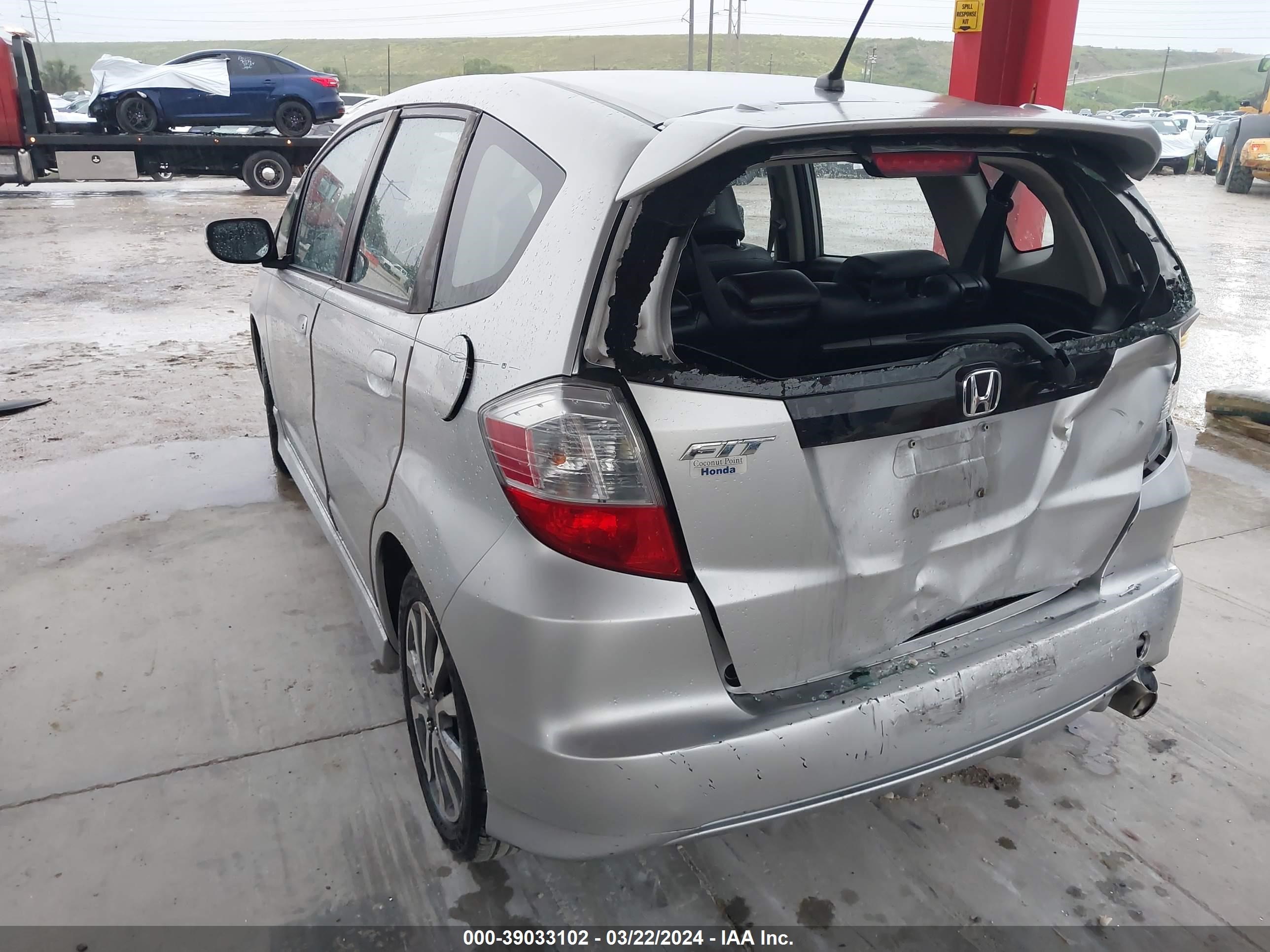 Photo 2 VIN: JHMGE8H5XCC024094 - HONDA FIT 