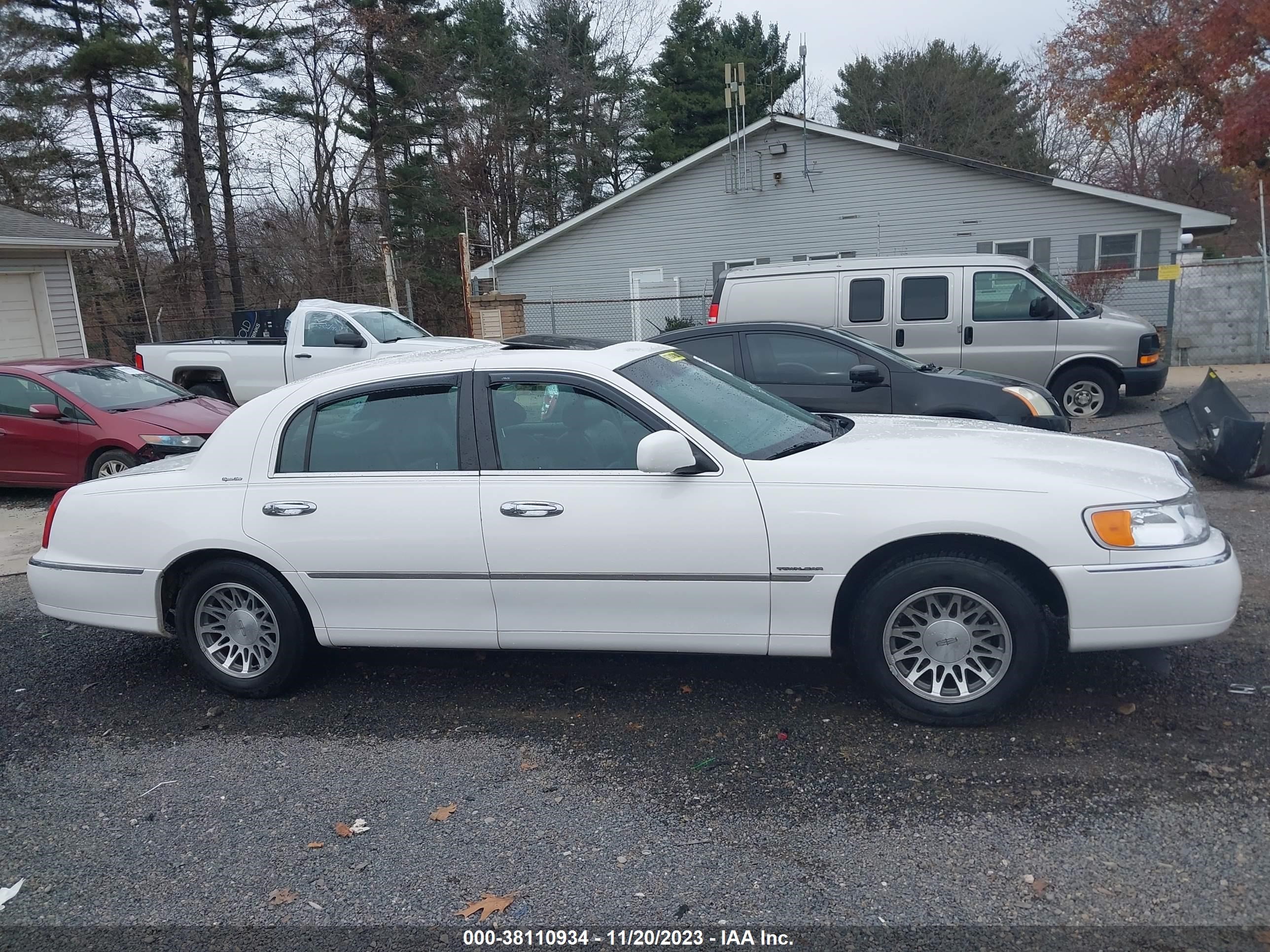 Photo 12 VIN: JHMGK3870HX204891 - LINCOLN TOWN CAR 