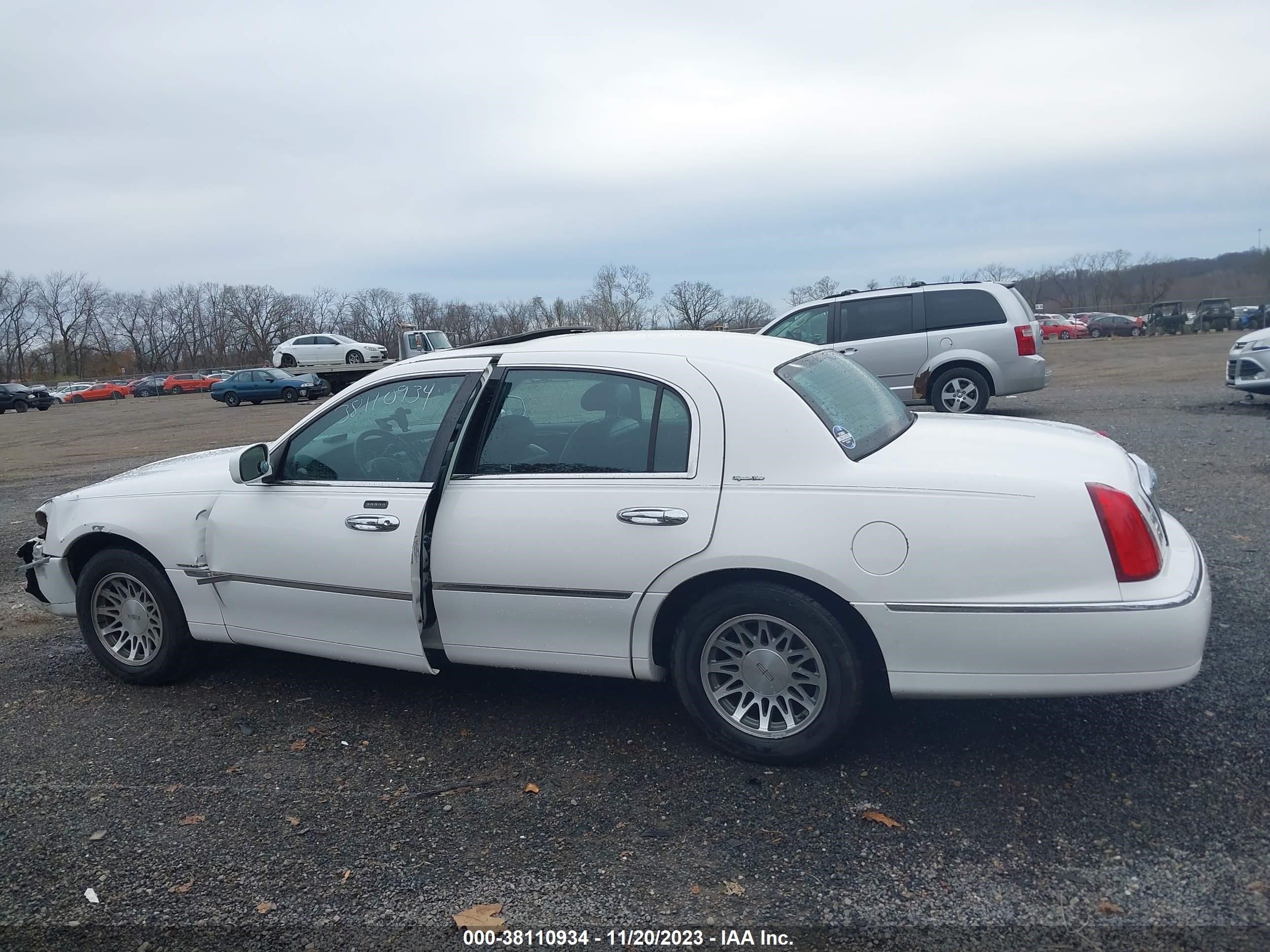 Photo 13 VIN: JHMGK3870HX204891 - LINCOLN TOWN CAR 