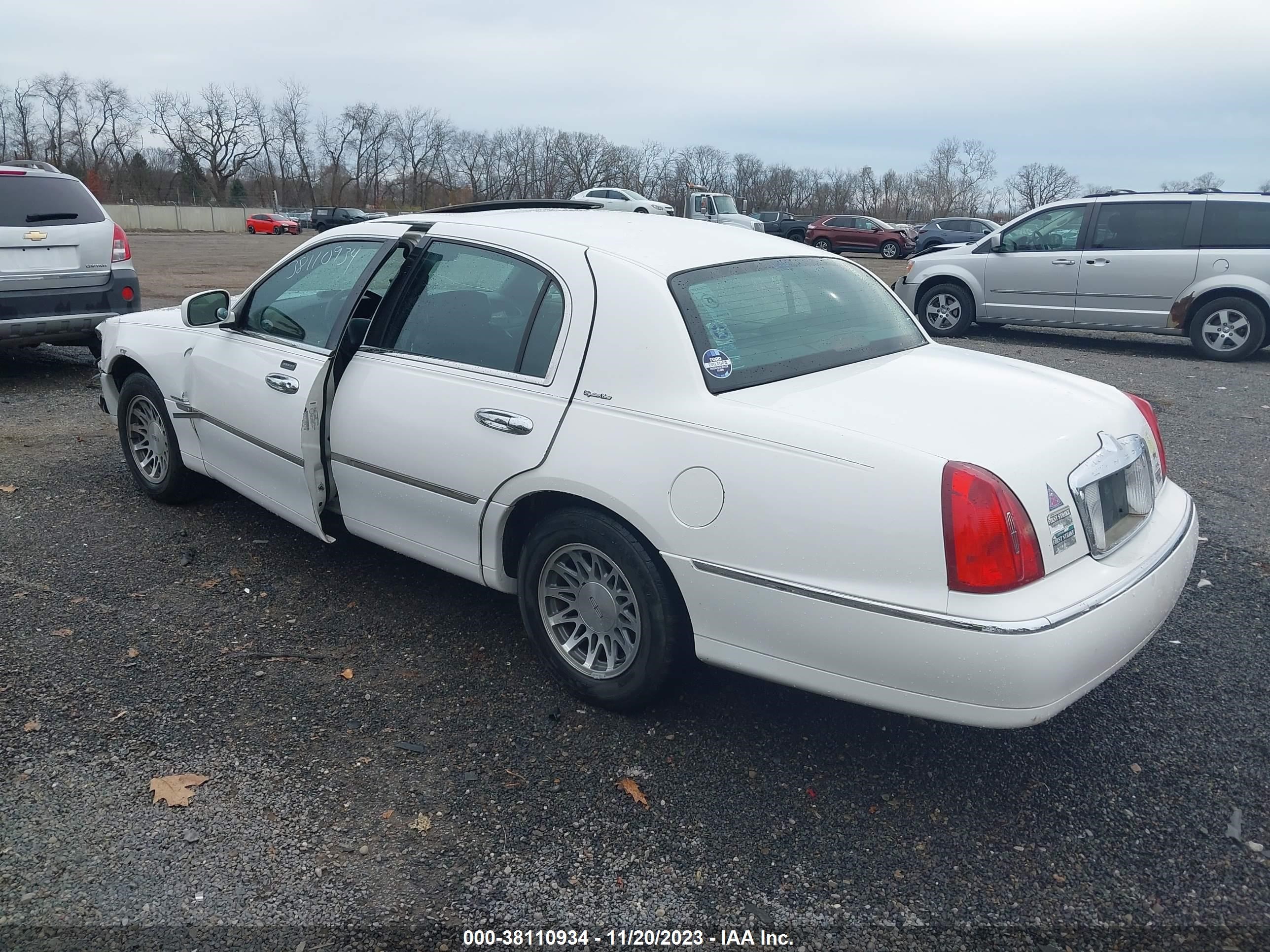 Photo 2 VIN: JHMGK3870HX204891 - LINCOLN TOWN CAR 