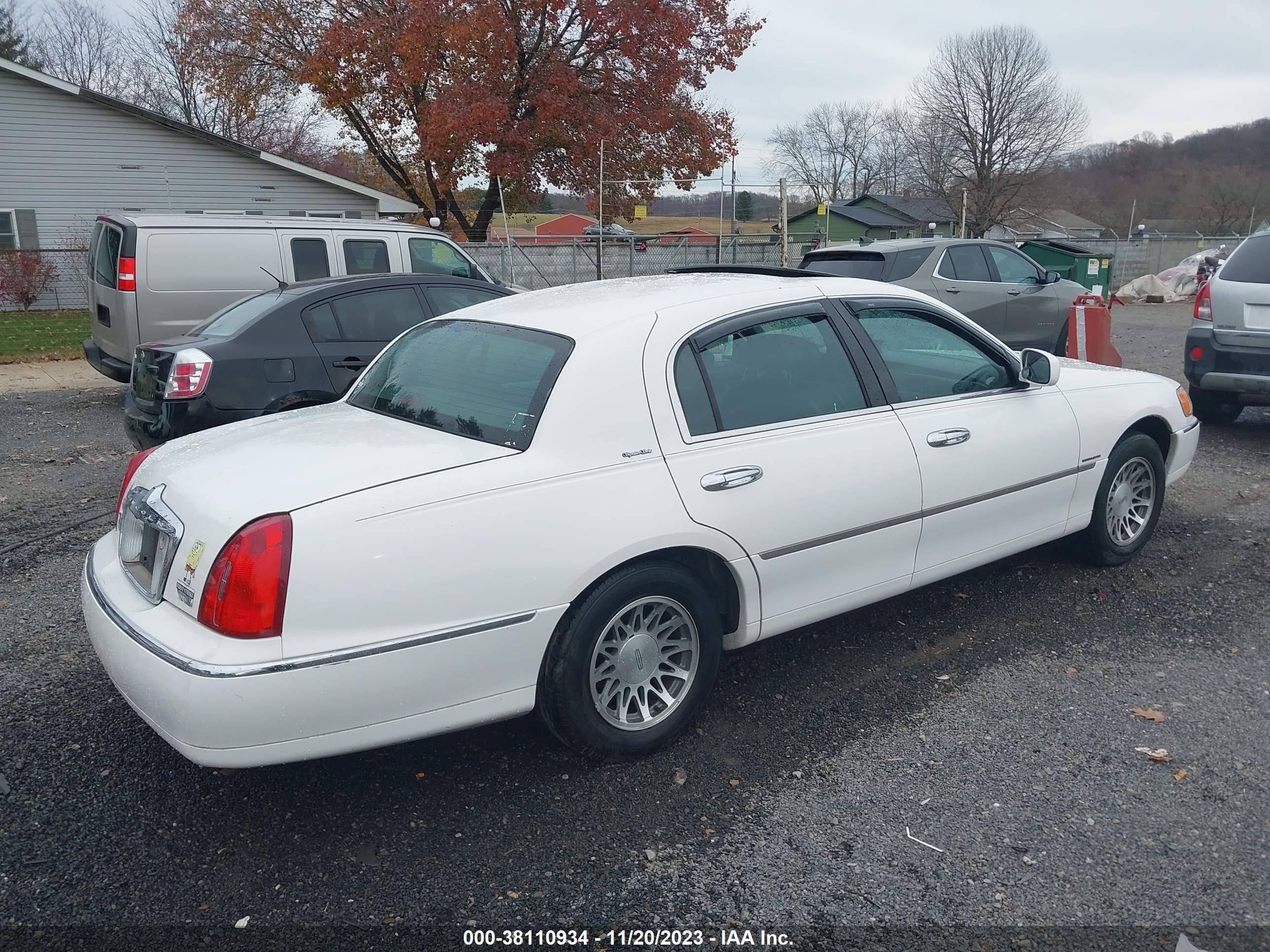 Photo 3 VIN: JHMGK3870HX204891 - LINCOLN TOWN CAR 