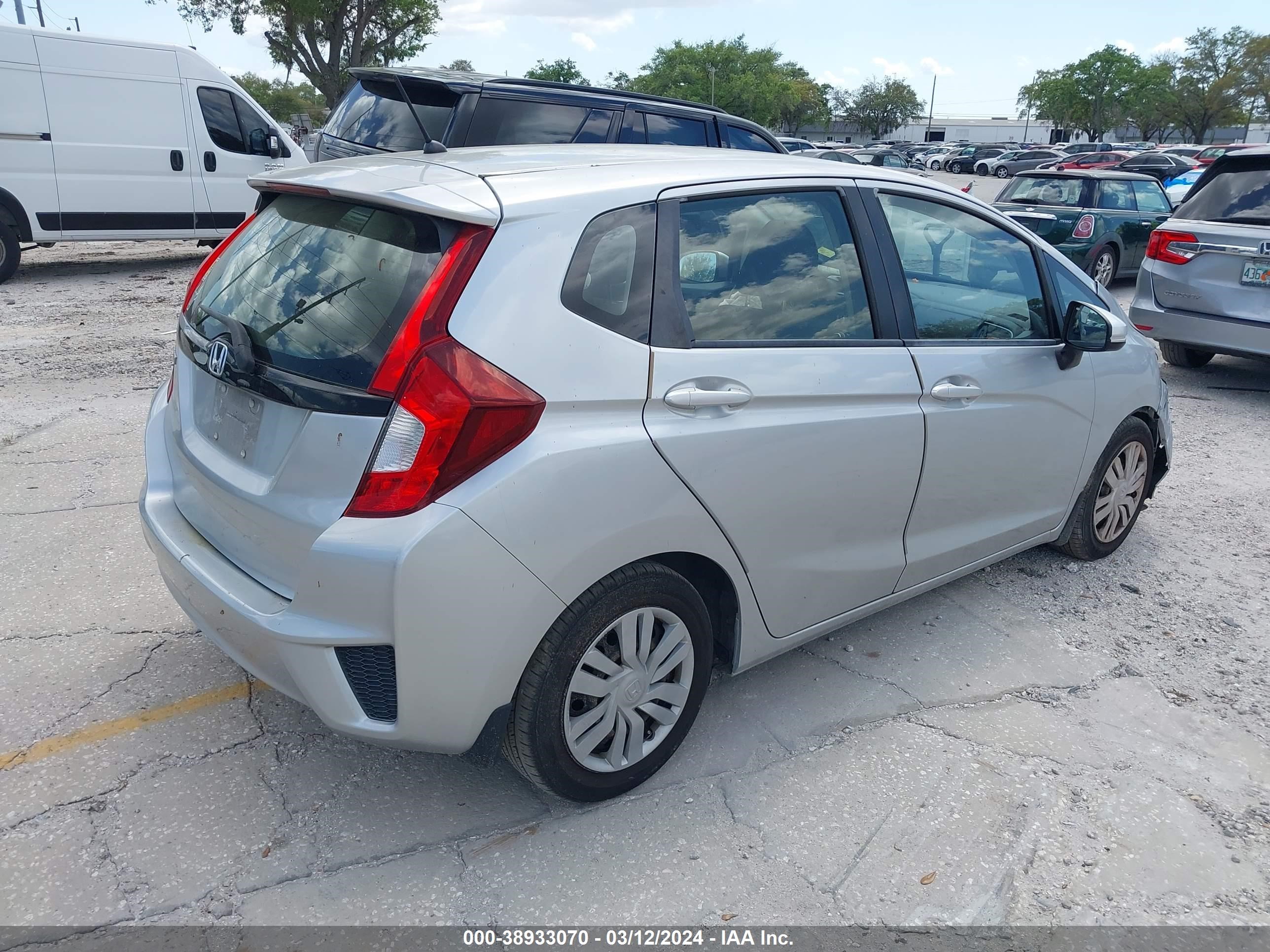 Photo 3 VIN: JHMGK5H56GX025992 - HONDA FIT 