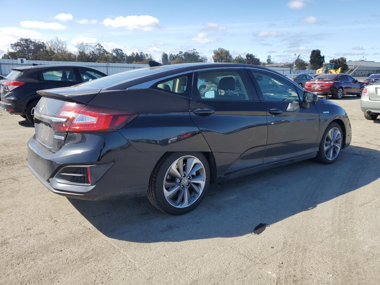 Photo 2 VIN: JHMZC5F16JC018562 - HONDA CLARITY 