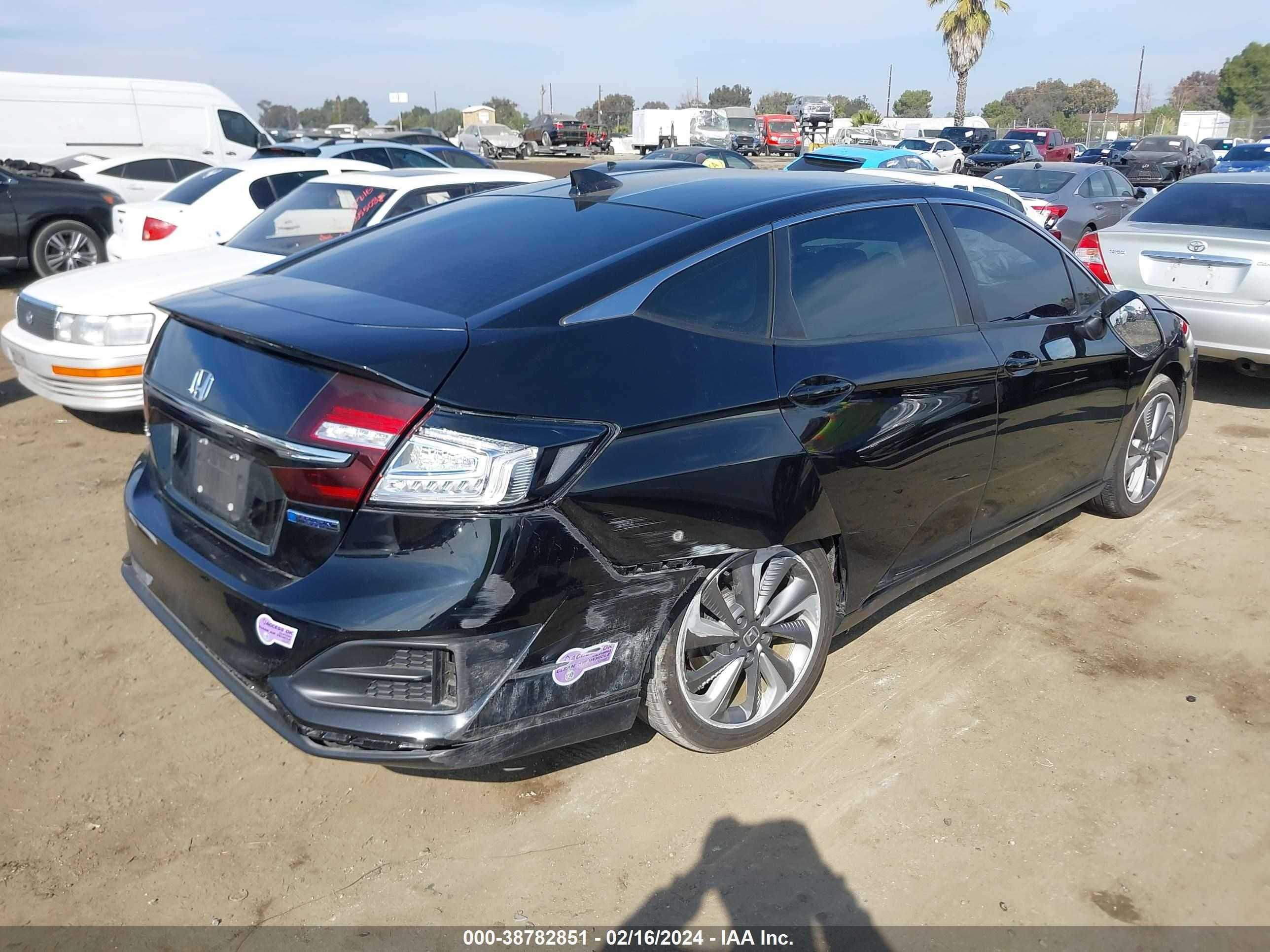 Photo 3 VIN: JHMZC5F17KC002288 - HONDA CLARITY 