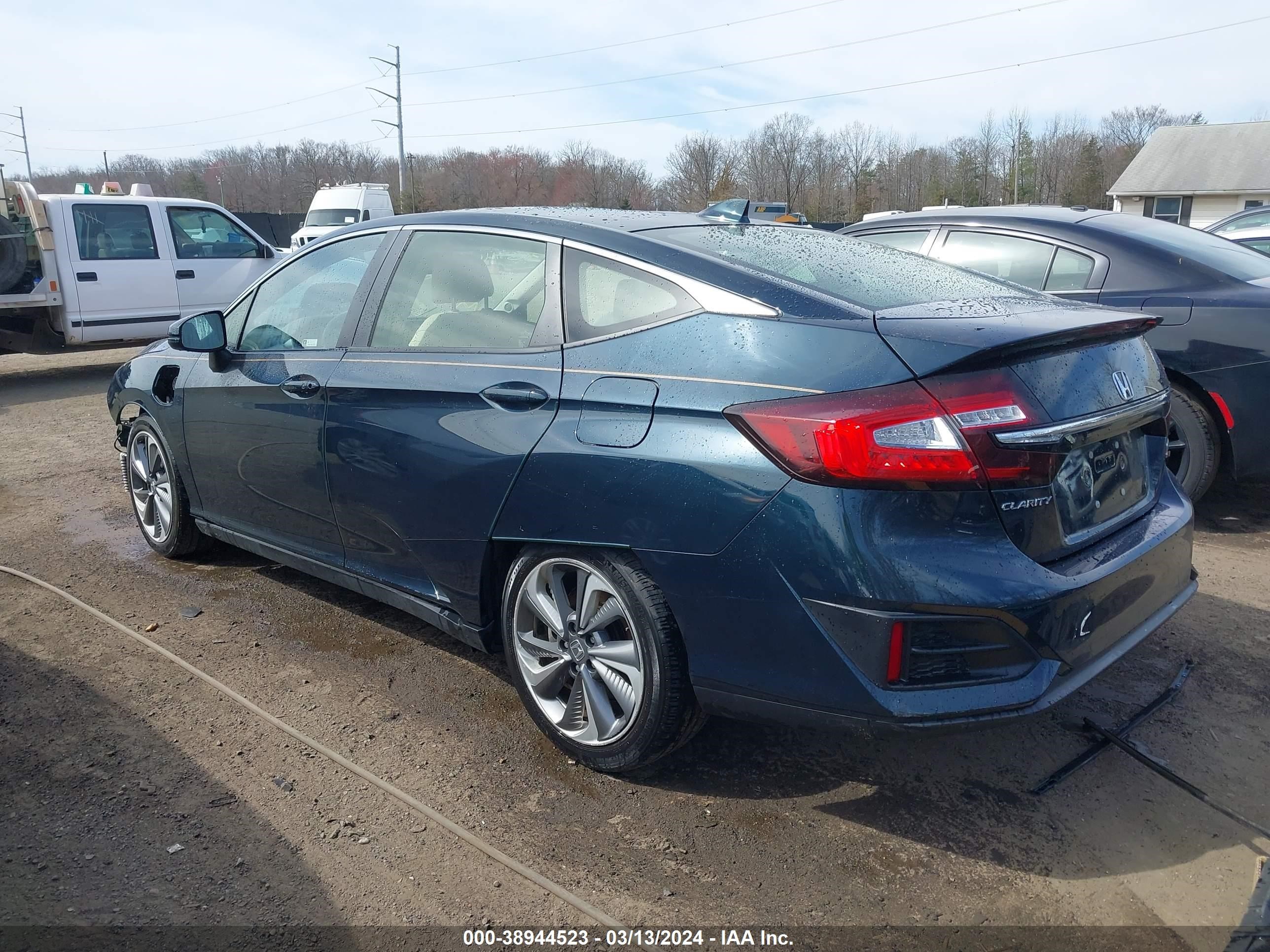 Photo 2 VIN: JHMZC5F35JC009885 - HONDA CLARITY 