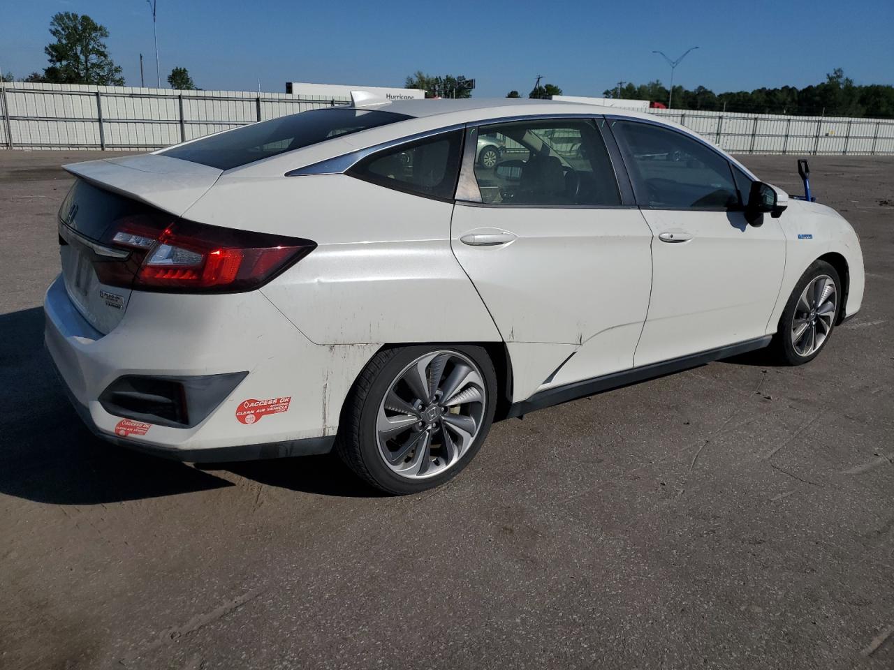 Photo 2 VIN: JHMZC5F38JC008228 - HONDA CLARITY 