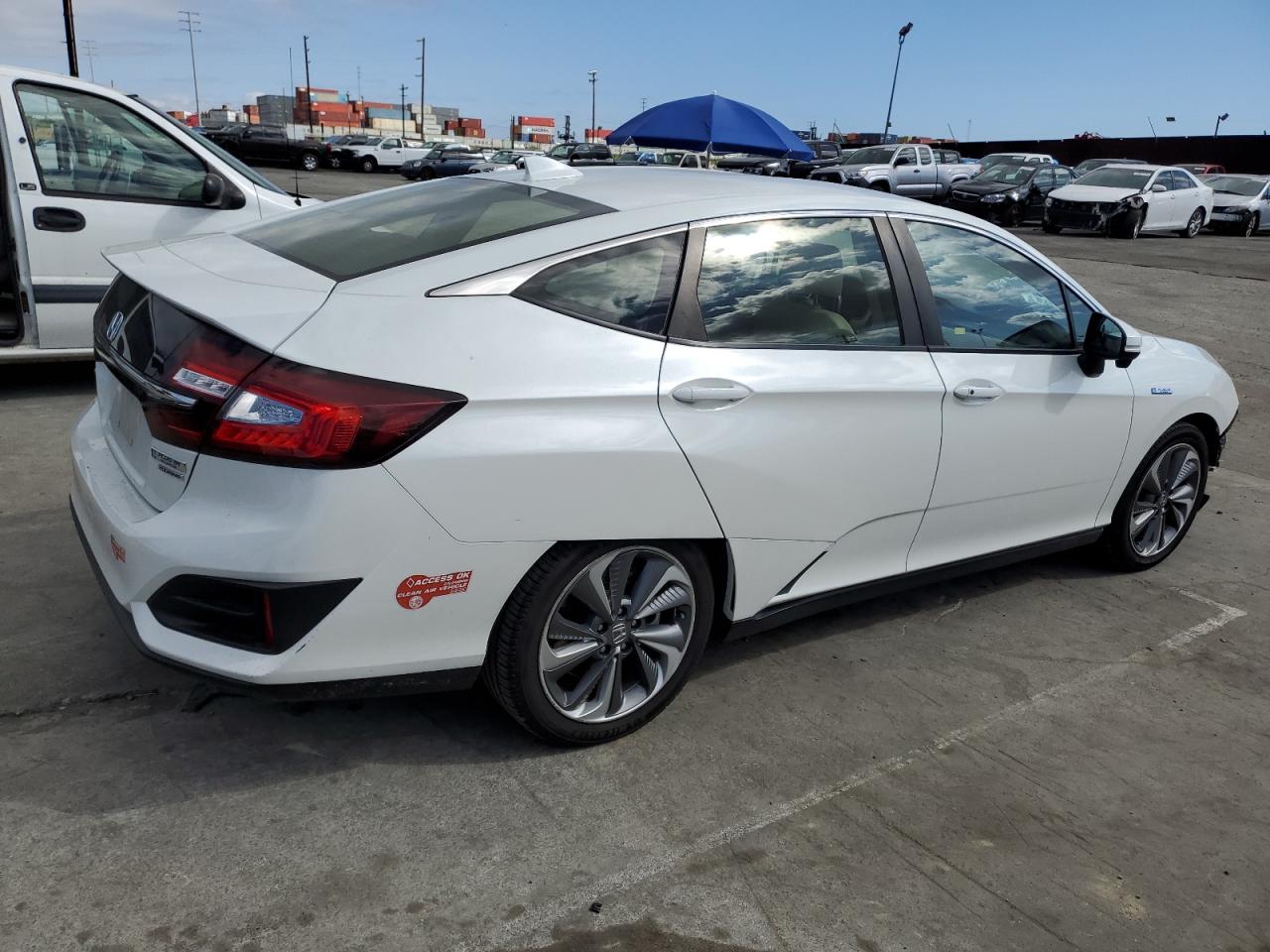 Photo 2 VIN: JHMZC5F3XJC001071 - HONDA CLARITY 