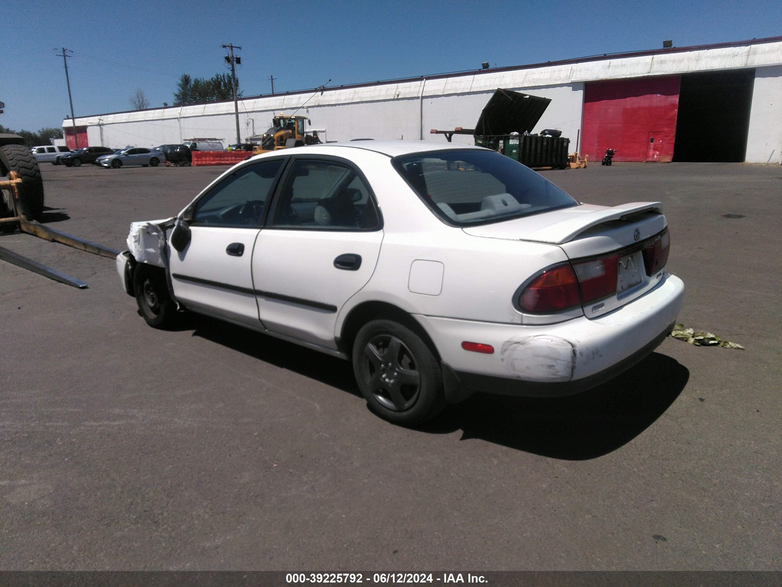 Photo 2 VIN: JM1BC1410V0166700 - MAZDA PROTEGE 