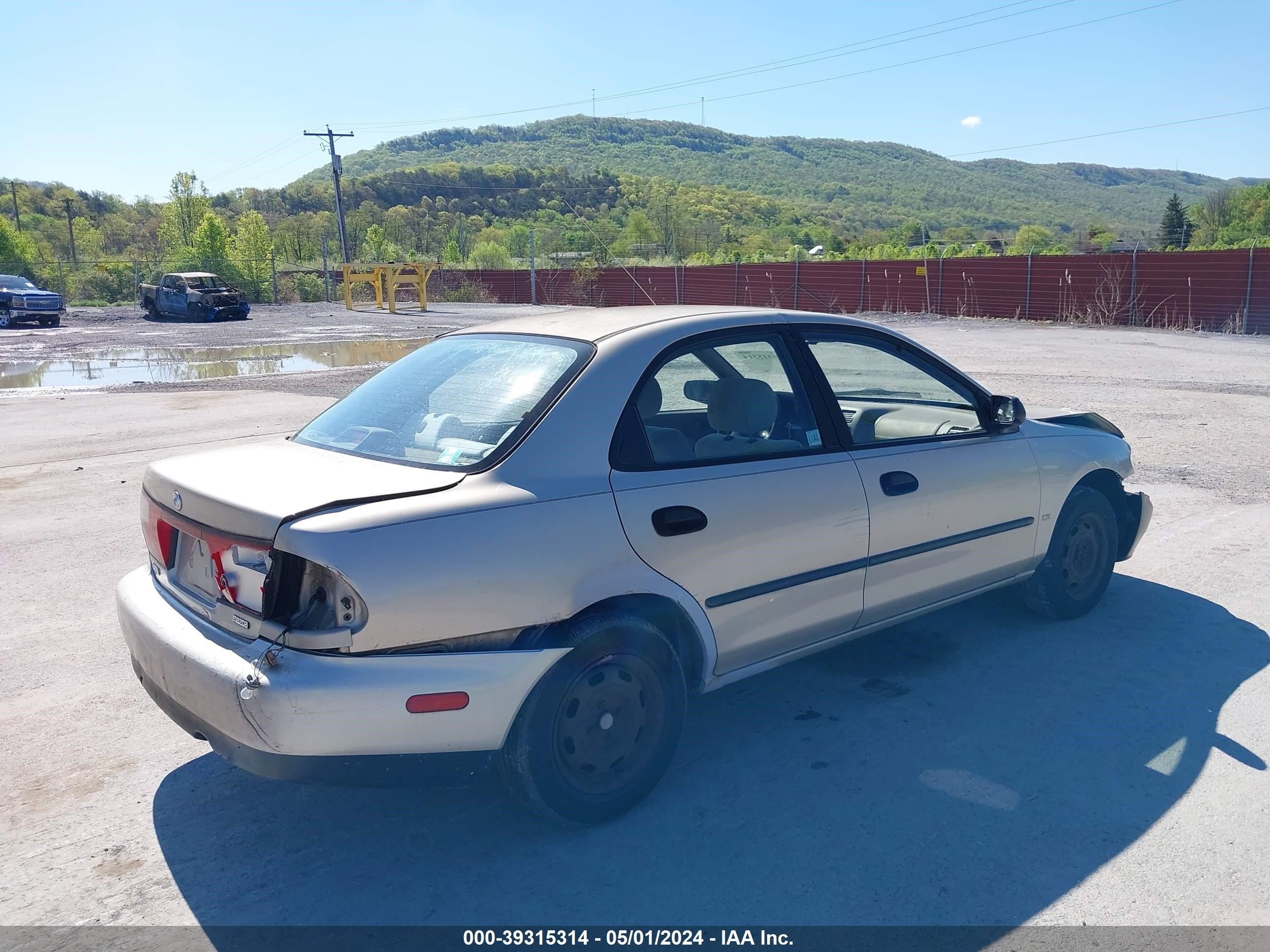 Photo 3 VIN: JM1BC1417V0149117 - MAZDA PROTEGE 