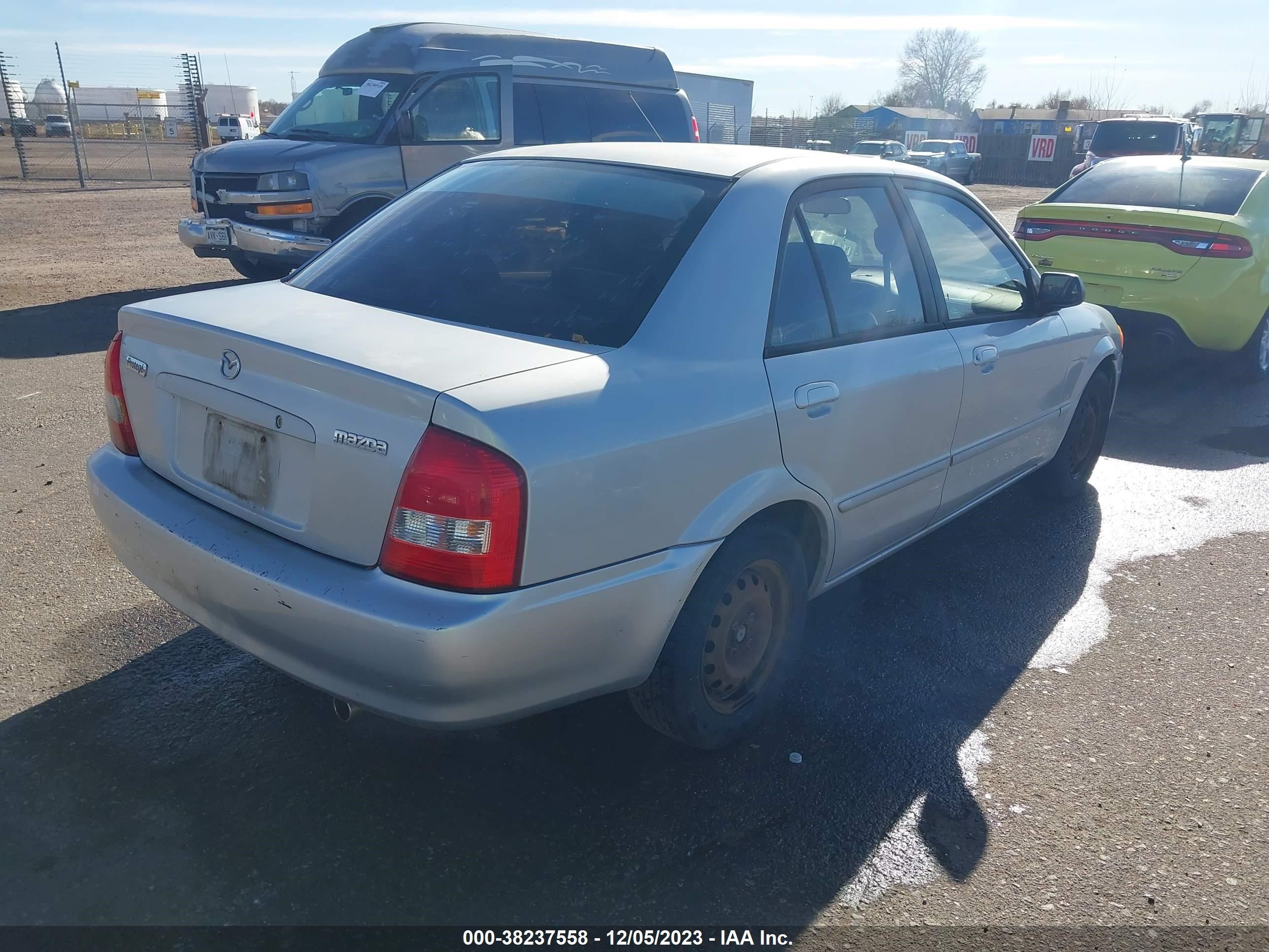 Photo 3 VIN: JM1BJ2226X0179204 - MAZDA PROTEGE 