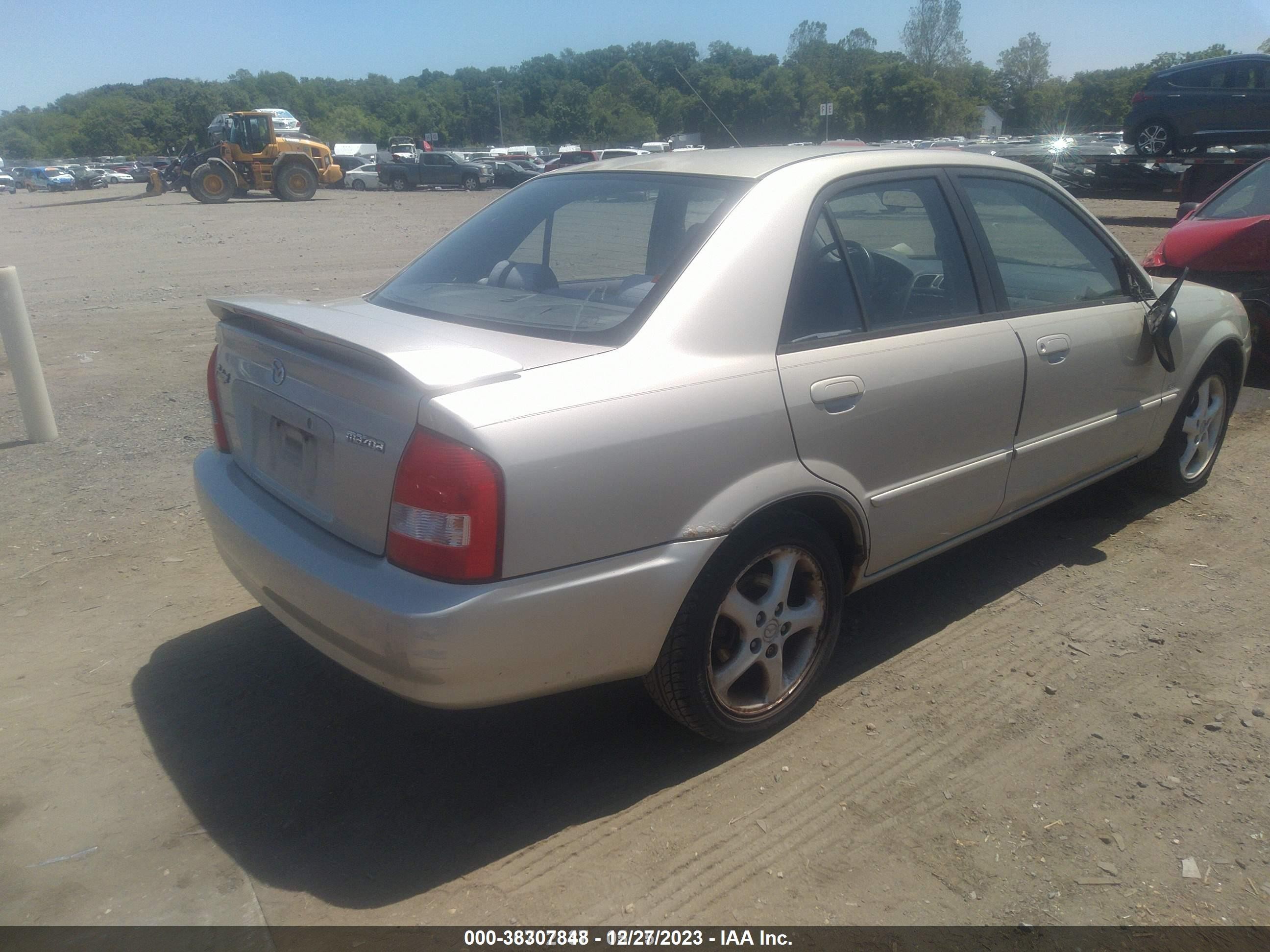 Photo 3 VIN: JM1BJ225220521816 - MAZDA PROTEGE 